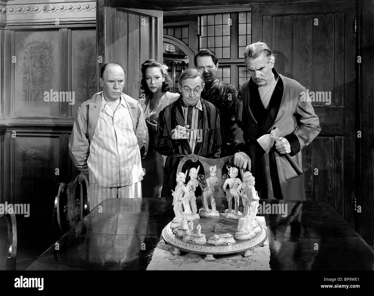 RONALD JUNG, JUNI DUPREZ, BARRY FITZGERALD, Louis Hayward, WALTER HUSTON, UND DANN GAB ES KEINE, 1945 Stockfoto