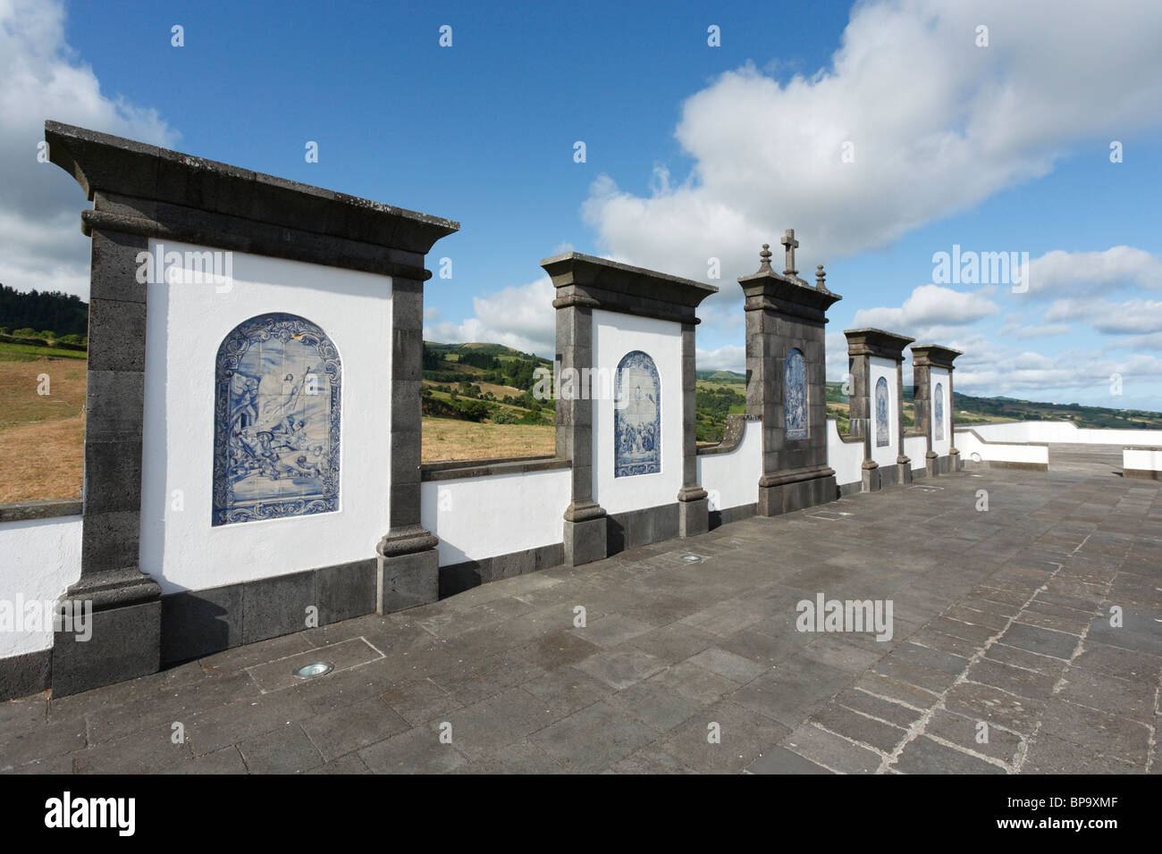 Azulejo Wandbilder in der Nähe der Kapelle unserer Dame des Friedens, in Vila Franca do Campo. Insel Sao Miguel, Azoren, Portugal. Stockfoto