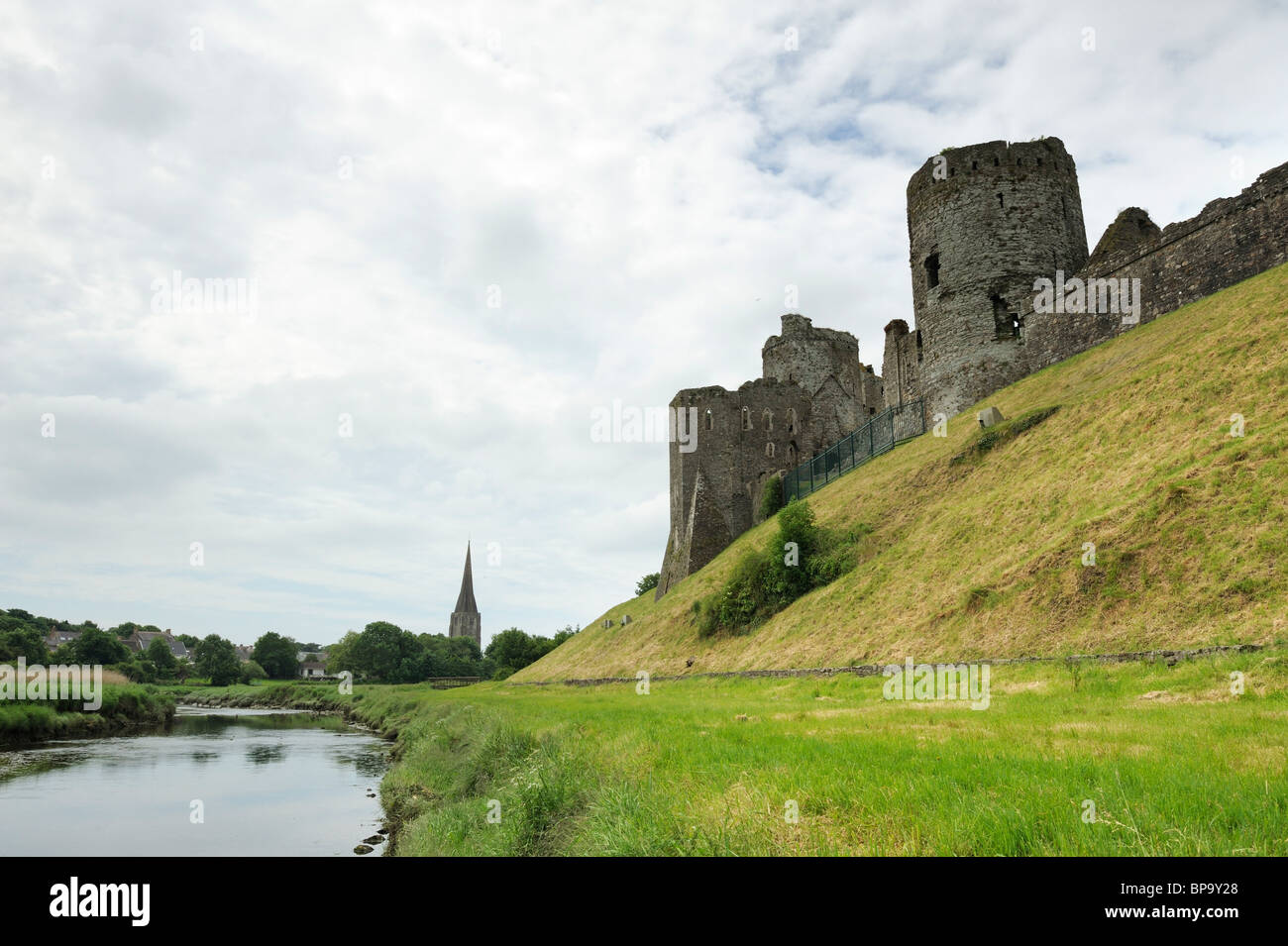 Kidwelly Castle mit Blick auf den Fluss Gwendraeth in der Stadt Kidwelly, Carmarthenshire. Stockfoto