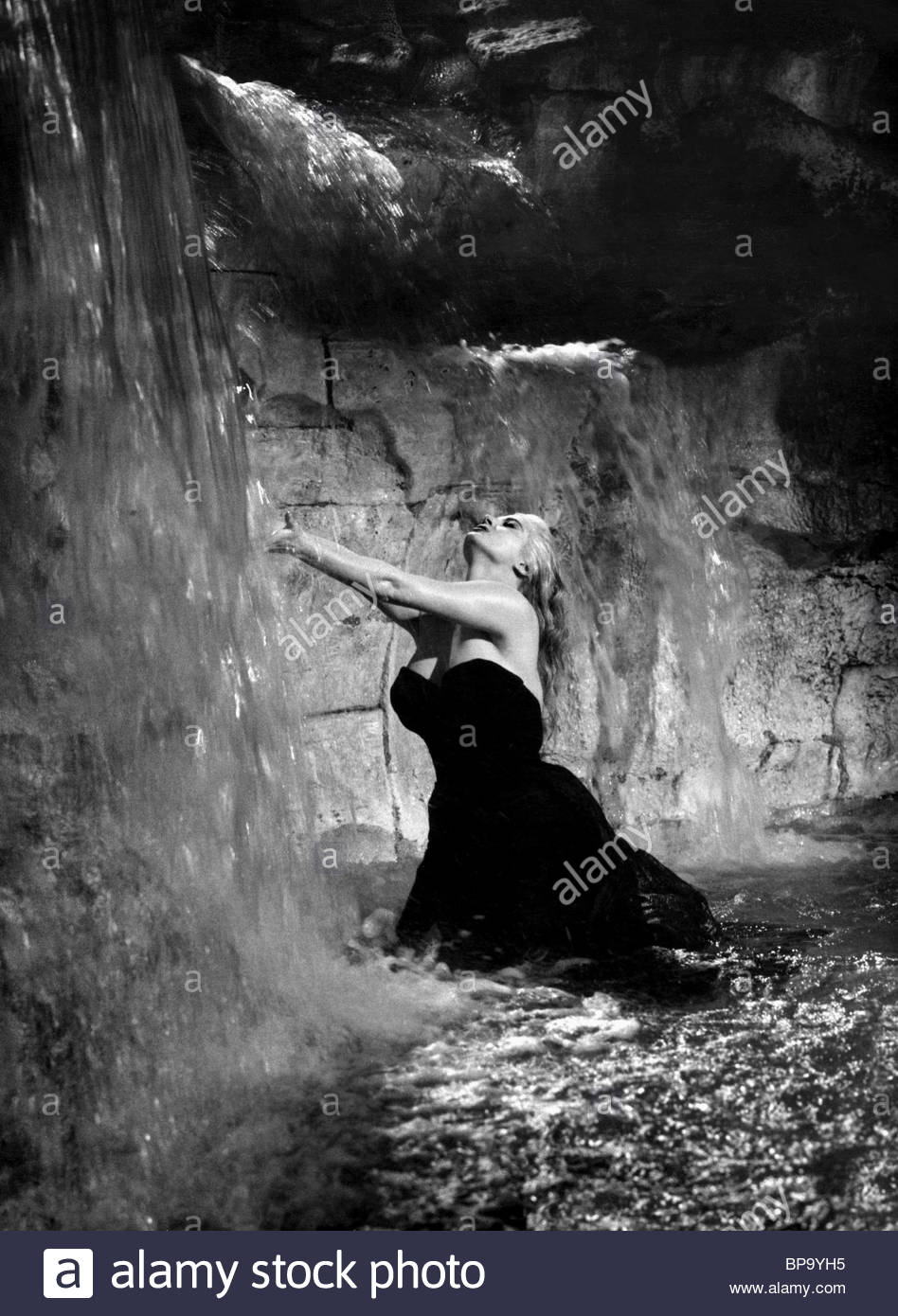 ANITA EKBERG IM TREVI BRUNNEN LA DOLCE VITA (1960 Stockfoto, Bild