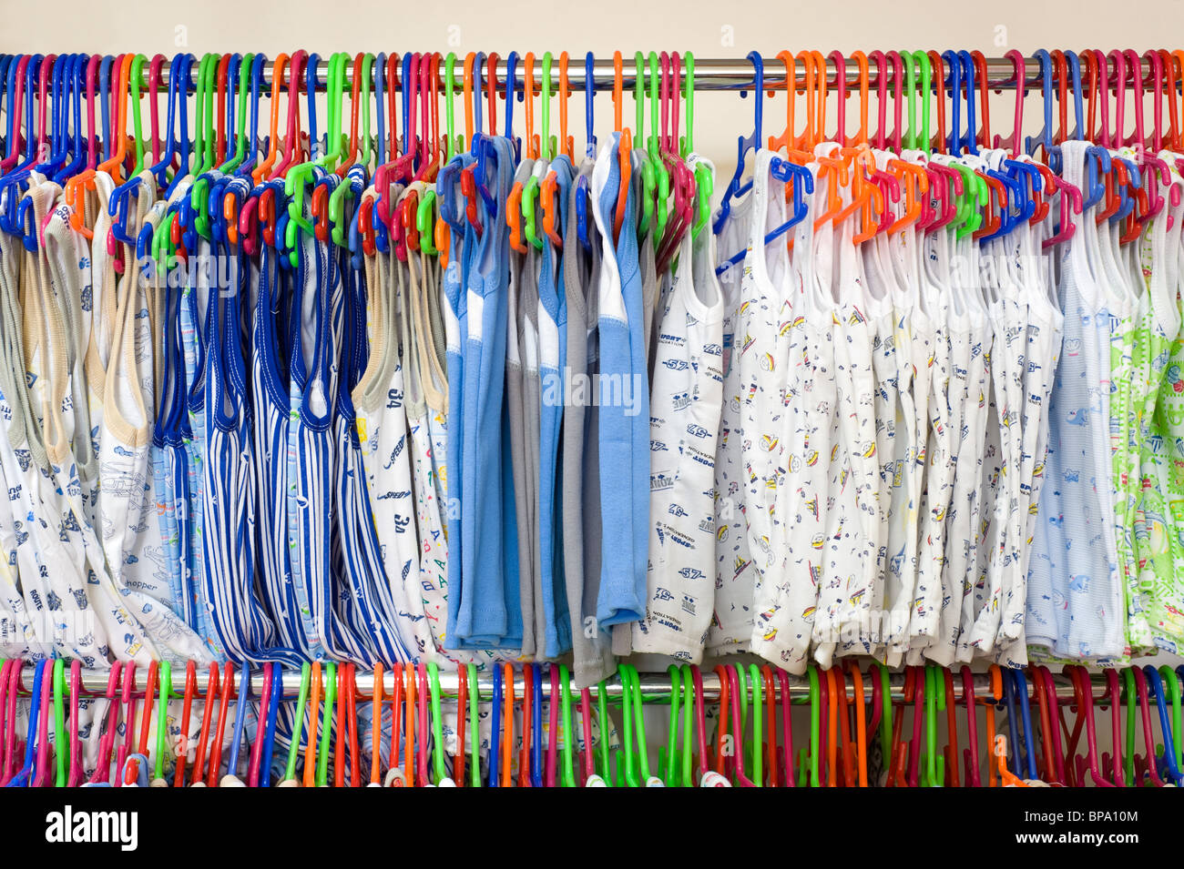 Kinder Unterhemden auf Kleiderbügel in einem Geschäft Stockfoto