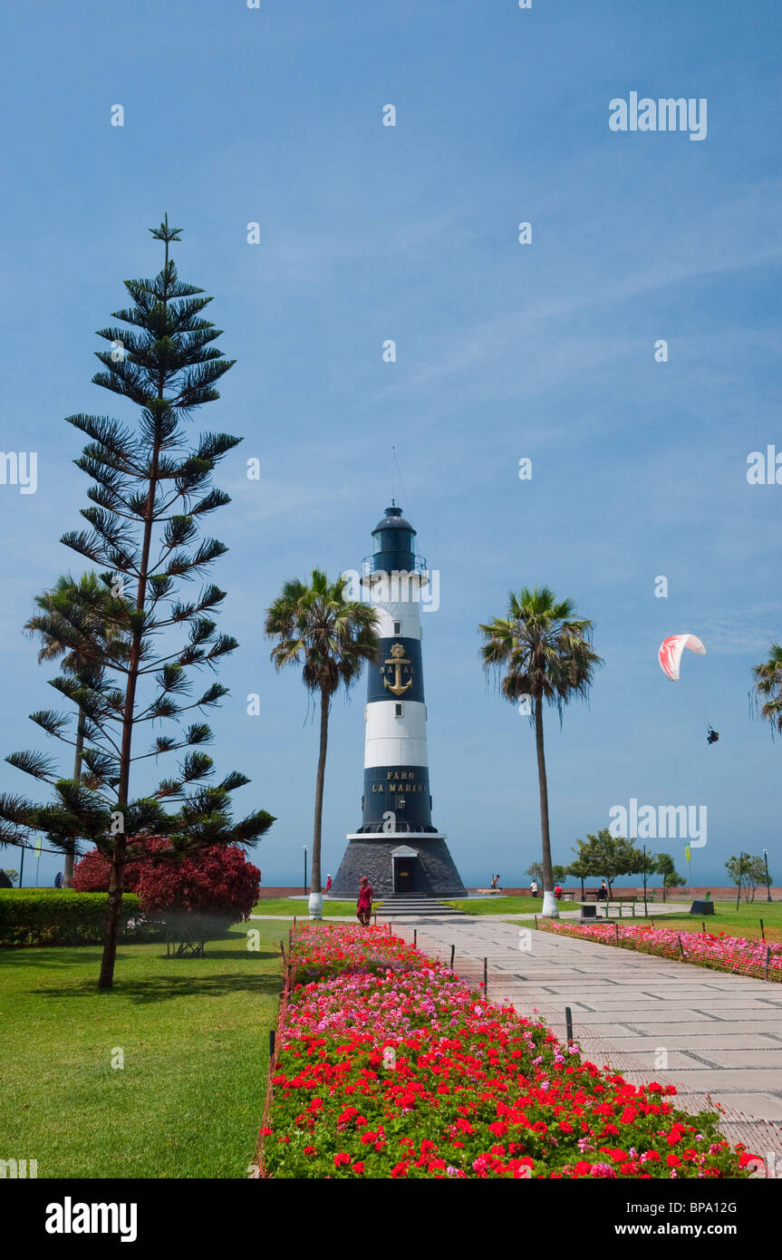 Hängen Sie gleiten mit Leuchtturm an der Küste von Miraflores, Lima, Peru, Südamerika. Stockfoto