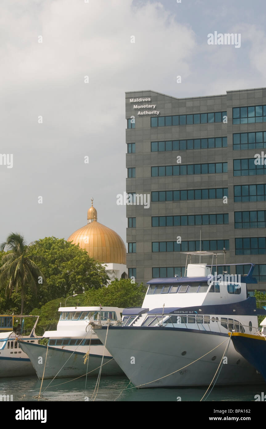 Hafen Sie bei männlichen Stadt auf den Malediven Malediven Währungsbehörde Gebäude und Moschee Stockfoto