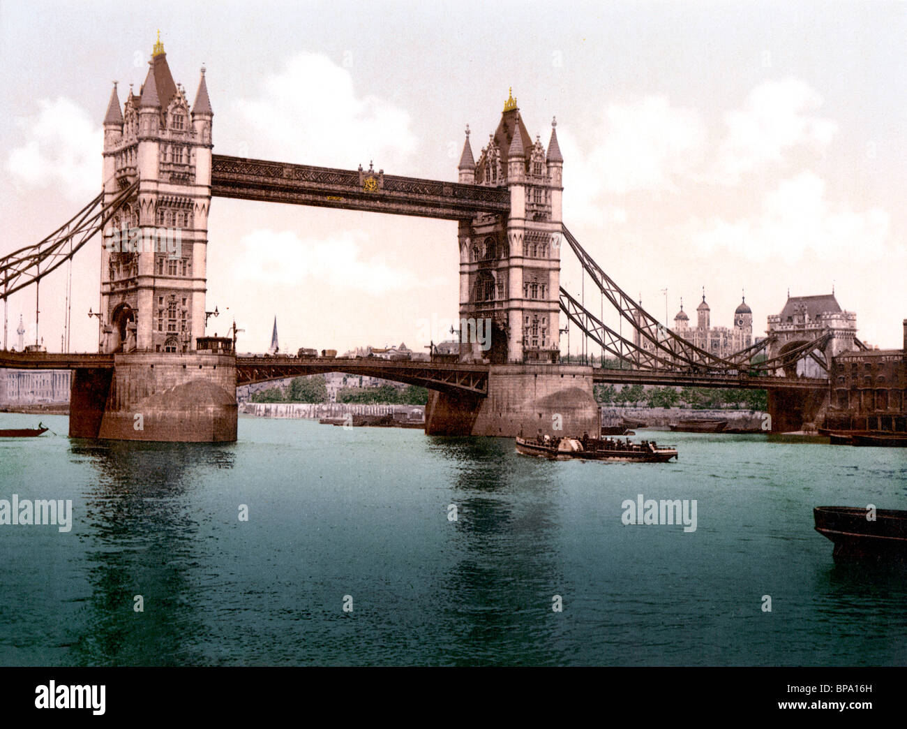 Tower Bridge, London, England, zu öffnen, um 1900 Stockfoto