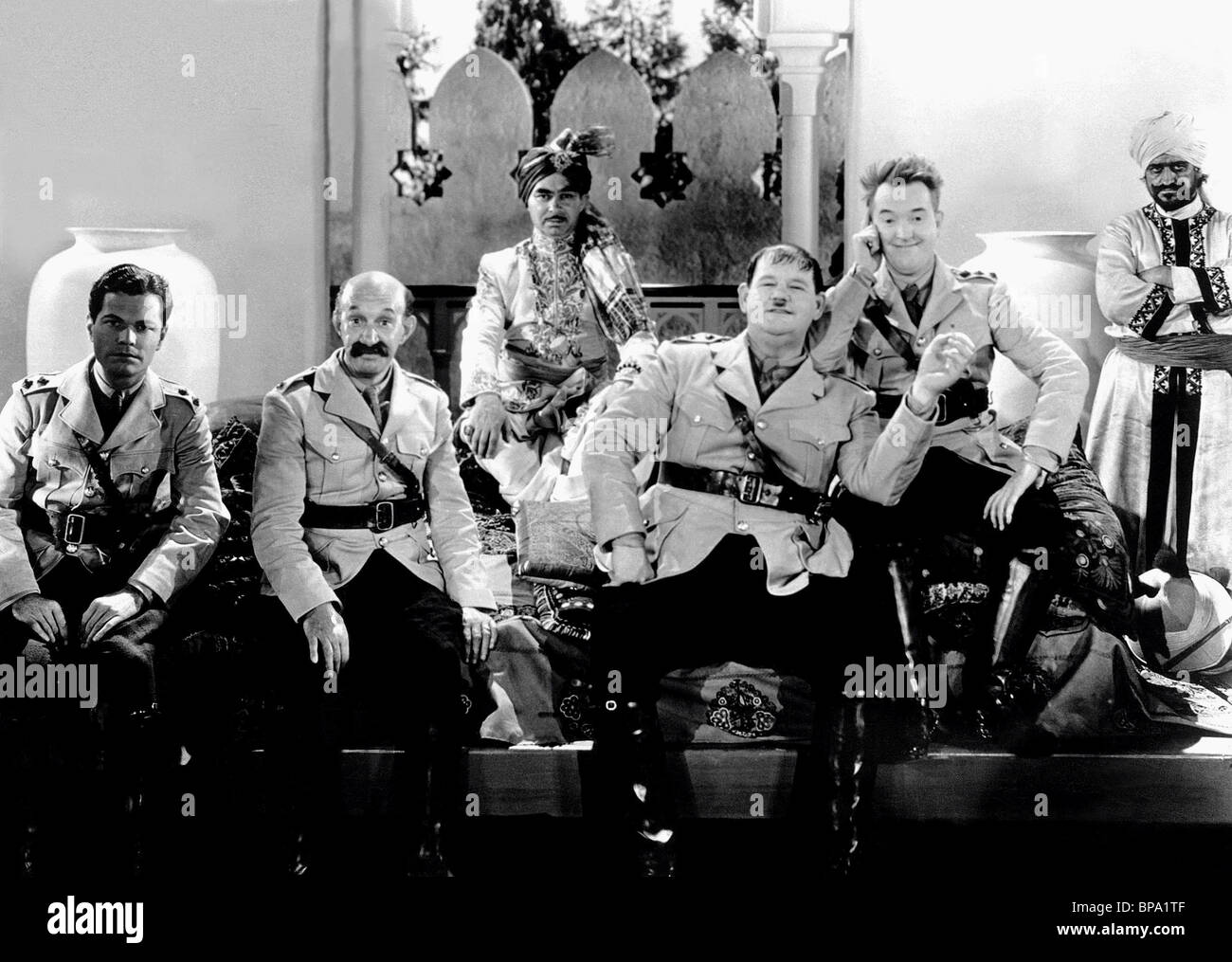 JAMES FINLAYSON, Oliver Hardy, Stan Laurel, Bonnie Scotland, 1935 Stockfoto