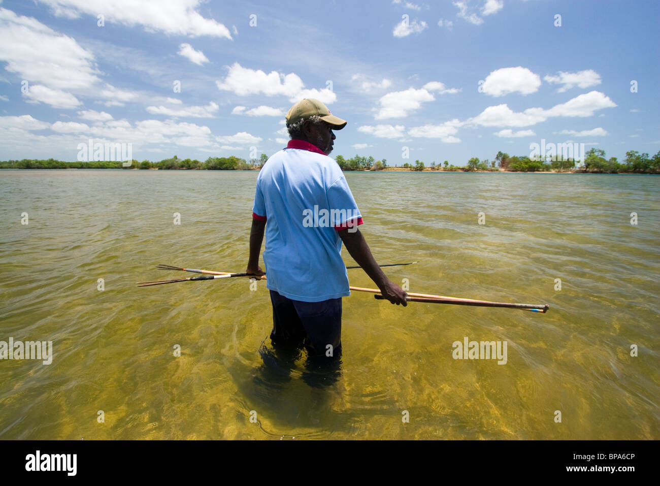 Ein Aborigine Führer auf der MV Pikkuw jagt für Stachelrochen in den Gewässern der Aurukun Feuchtgebiete, Cape York, Queensland, Australien Stockfoto