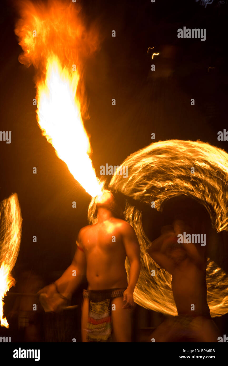 Ein tribal Mann spuckt Feuer während eines Auftritts am Eingang in den Night Safari Singapur Zoo für nachtaktive Tiere. Stockfoto