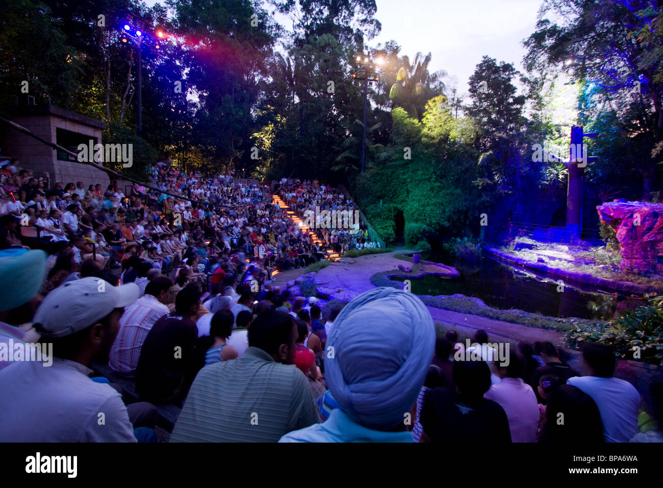 Kundenansturm in einem Hörsaal der Hauptausstellung in Singapur Zoo Night Safari zu sehen. Stockfoto