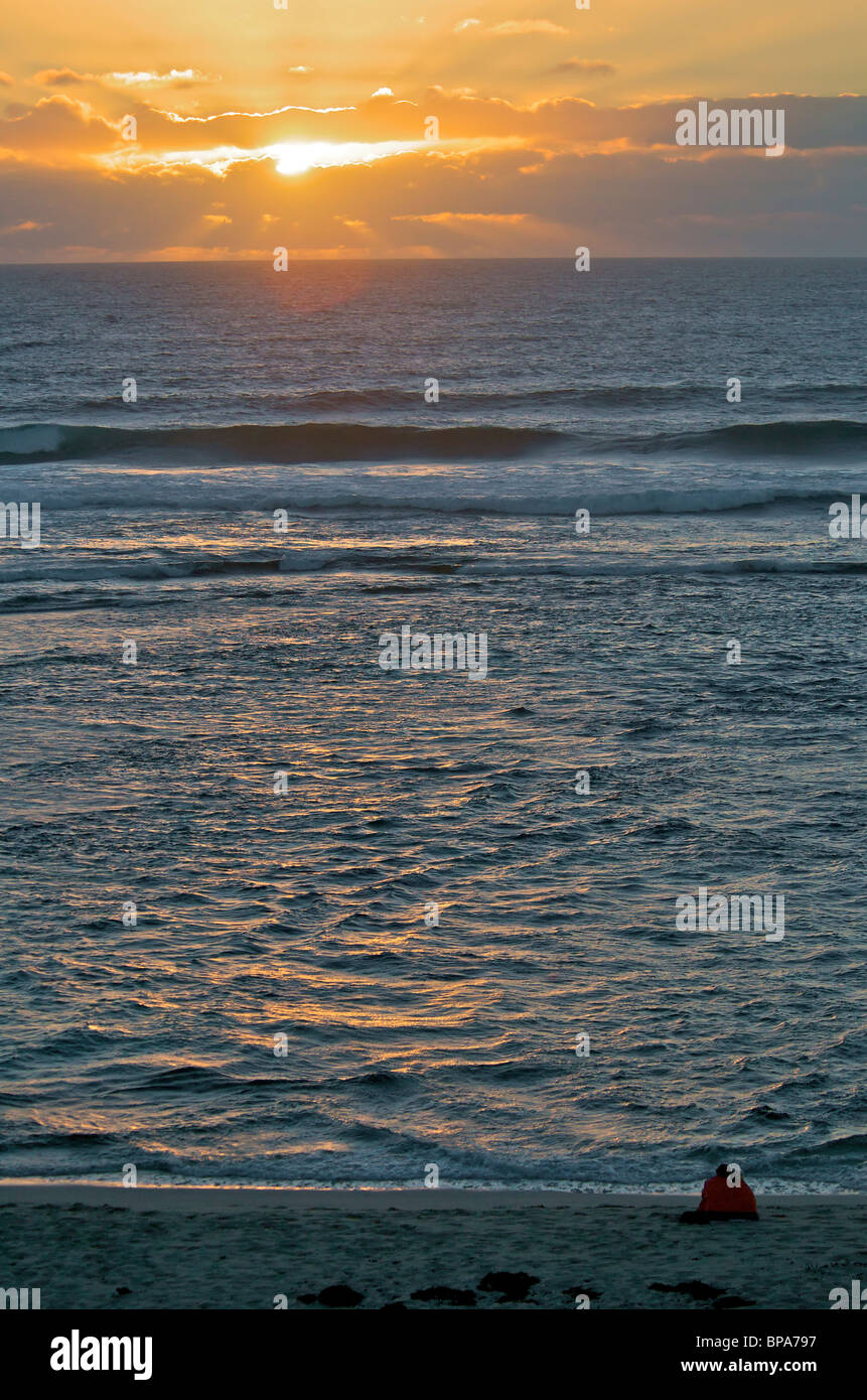 Paar sitzt am Strand arbeiten die untergehende Sonne Prevelly Margaret River Western Australia Stockfoto