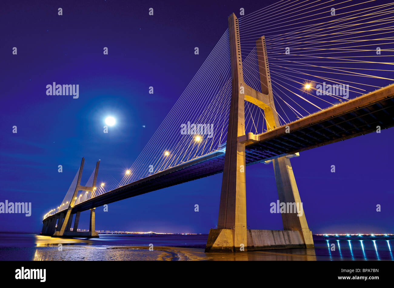 Portugal, Lissabon: Brücke Ponte Vasco da Gama bei Nacht Stockfoto