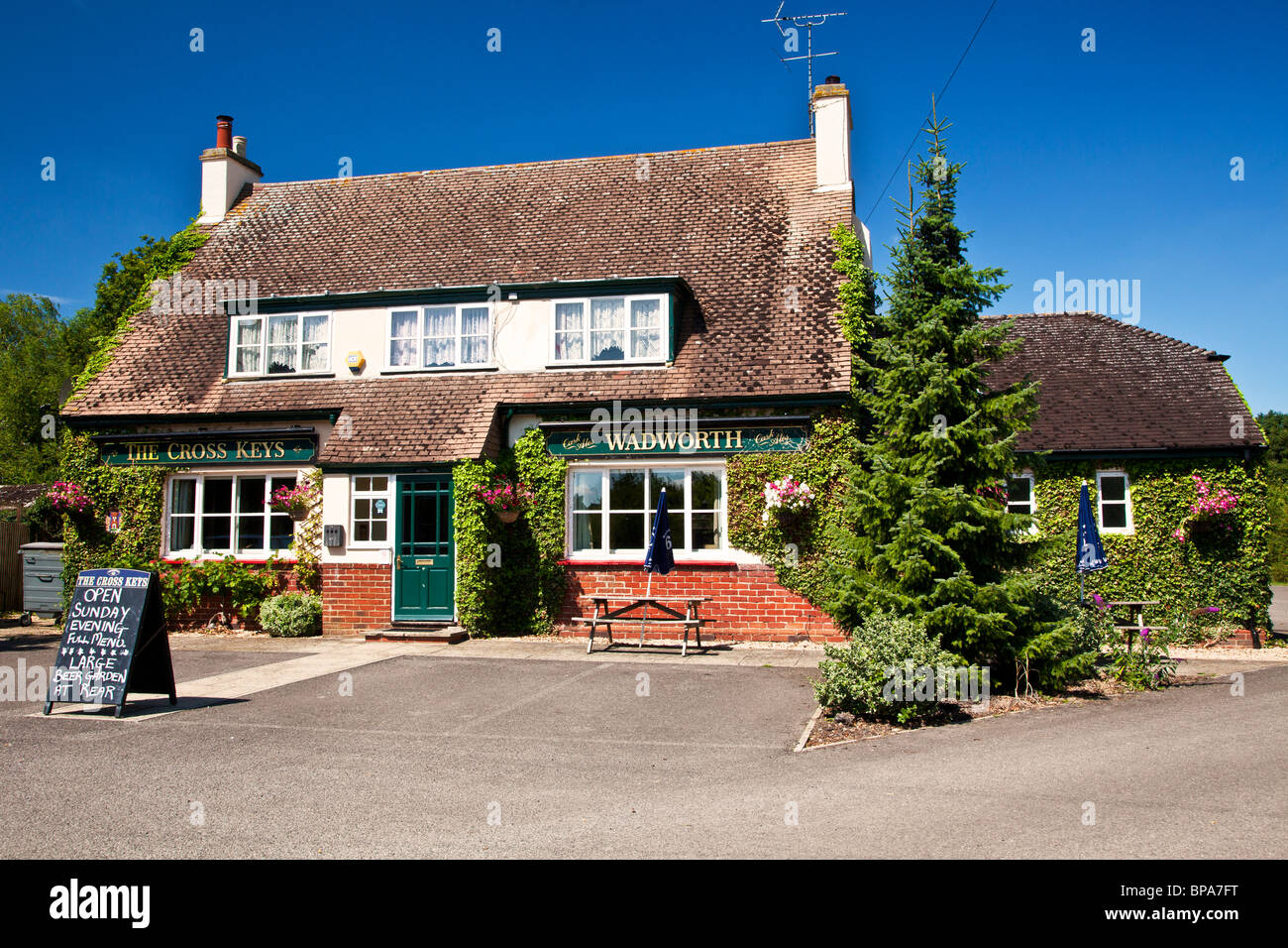 Ein Wadworth Pub oder Gasthaus in Land Dorf Wanborough, Wiltshire, England, Großbritannien Stockfoto