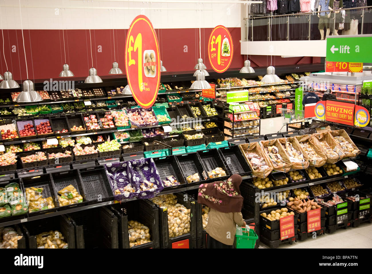 Einkaufen bei Asda - Fresh Produce Abschnitt Stockfoto