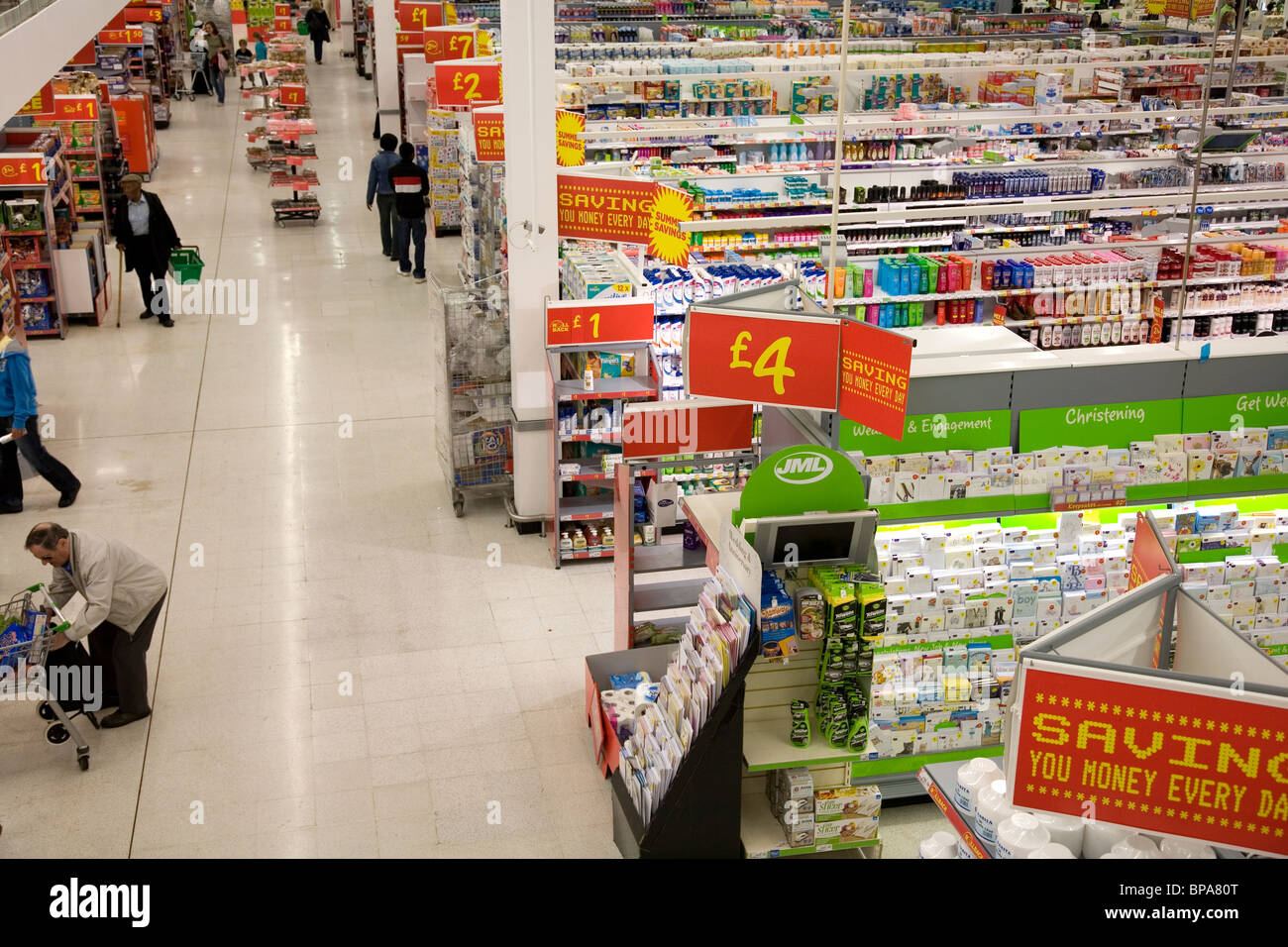 Menschen beim Einkaufen bei Asda Stockfoto