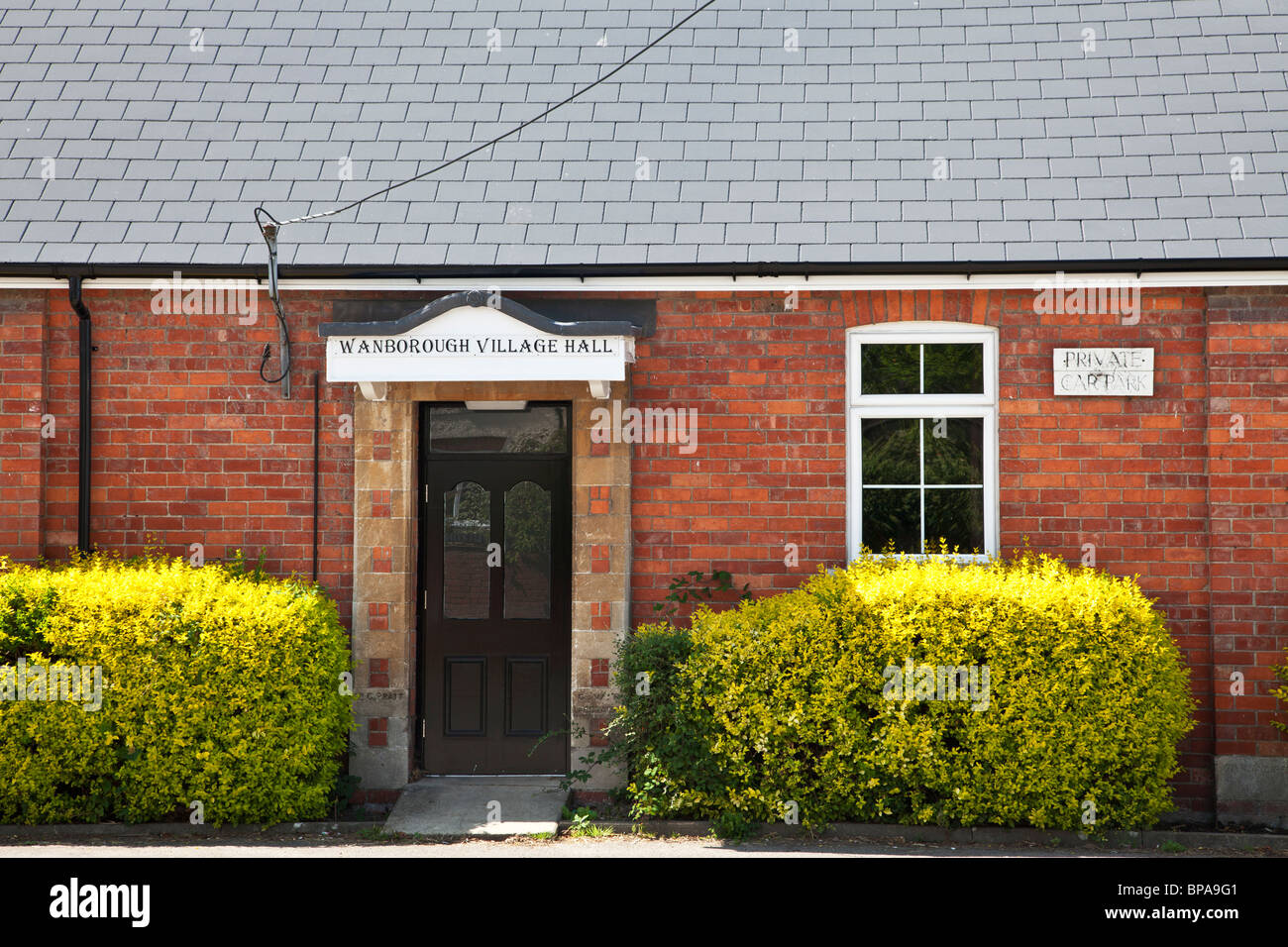 Typische englische Dorf oder Gemeinde Halle in Wanborough, Wiltshire, England, UK Stockfoto