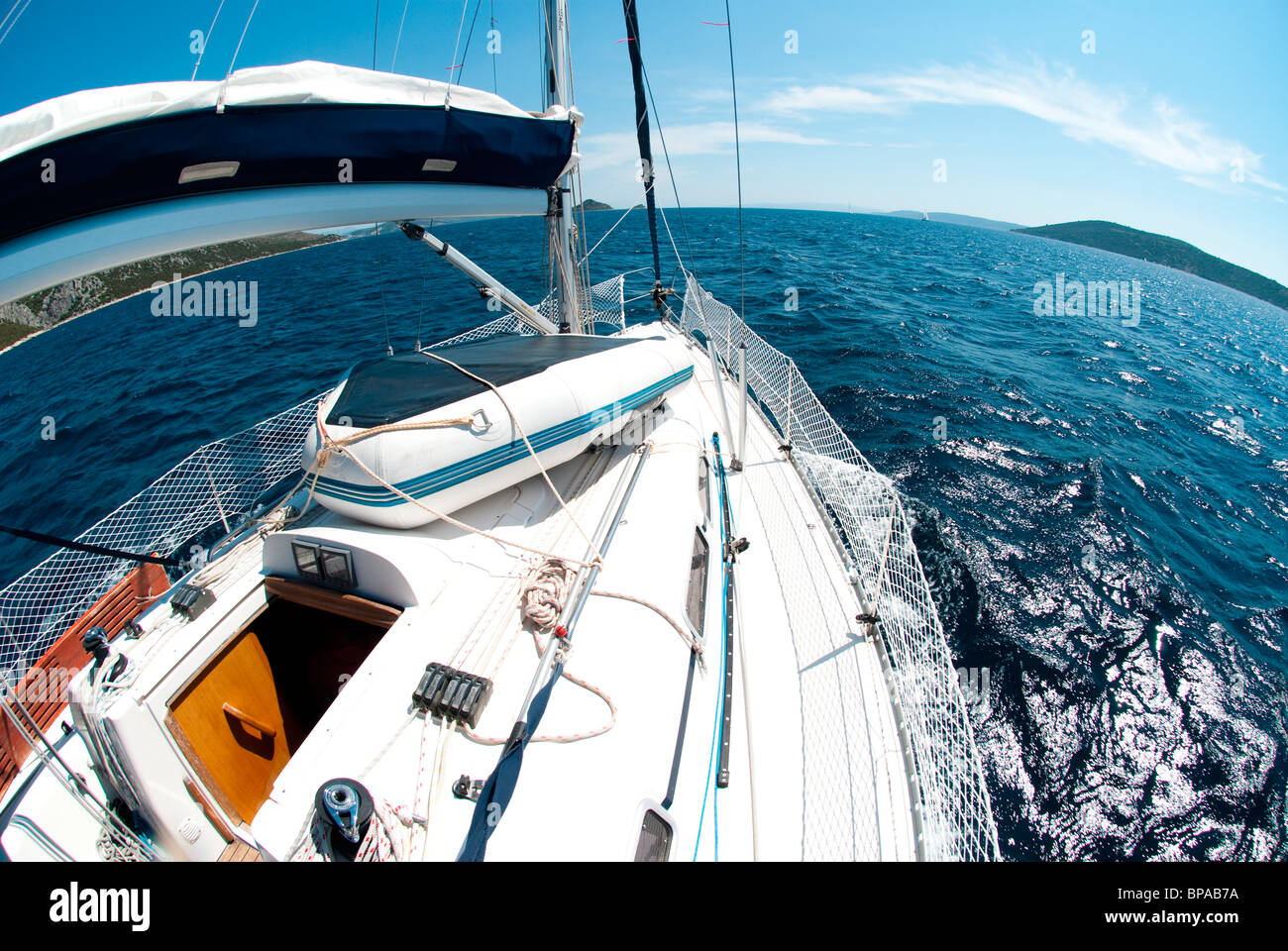 Fischaugen-Blick auf einer Yacht auf dem blauen Meer Stockfoto