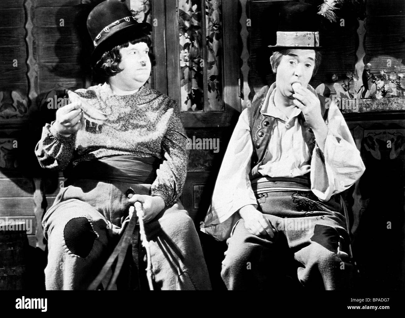 OLIVER HARDY, Stan Laurel, die BÖHMISCHEN MÄDCHEN, 1936 Stockfoto