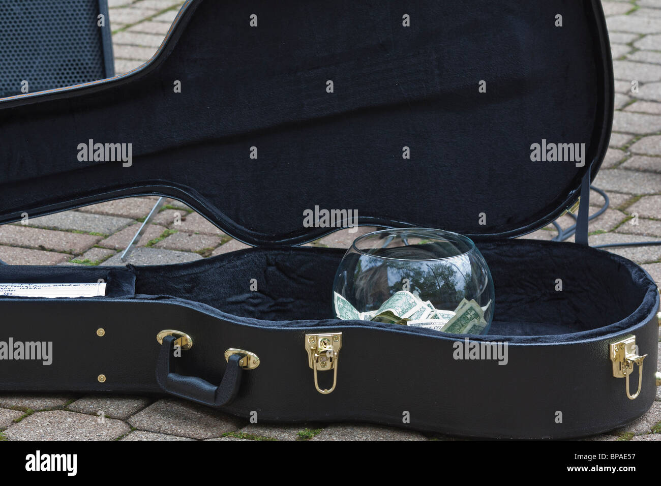 Eine Ansicht des offenen Koffers für Gitarre mit Geld auf dem Straßenkünstler-Bilder-Bilder-Fotos-Fotografie-Verkauf auf alamy horizontal in USA US hochauflösend Stockfoto