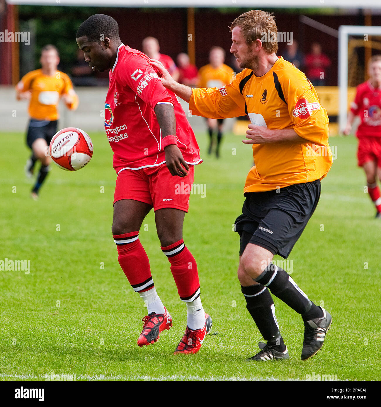 Warrington Stadt Stürmer schützt den Ball in einem Match gegen Ossett Albion an der Dimplewells Road, Osseten Stockfoto