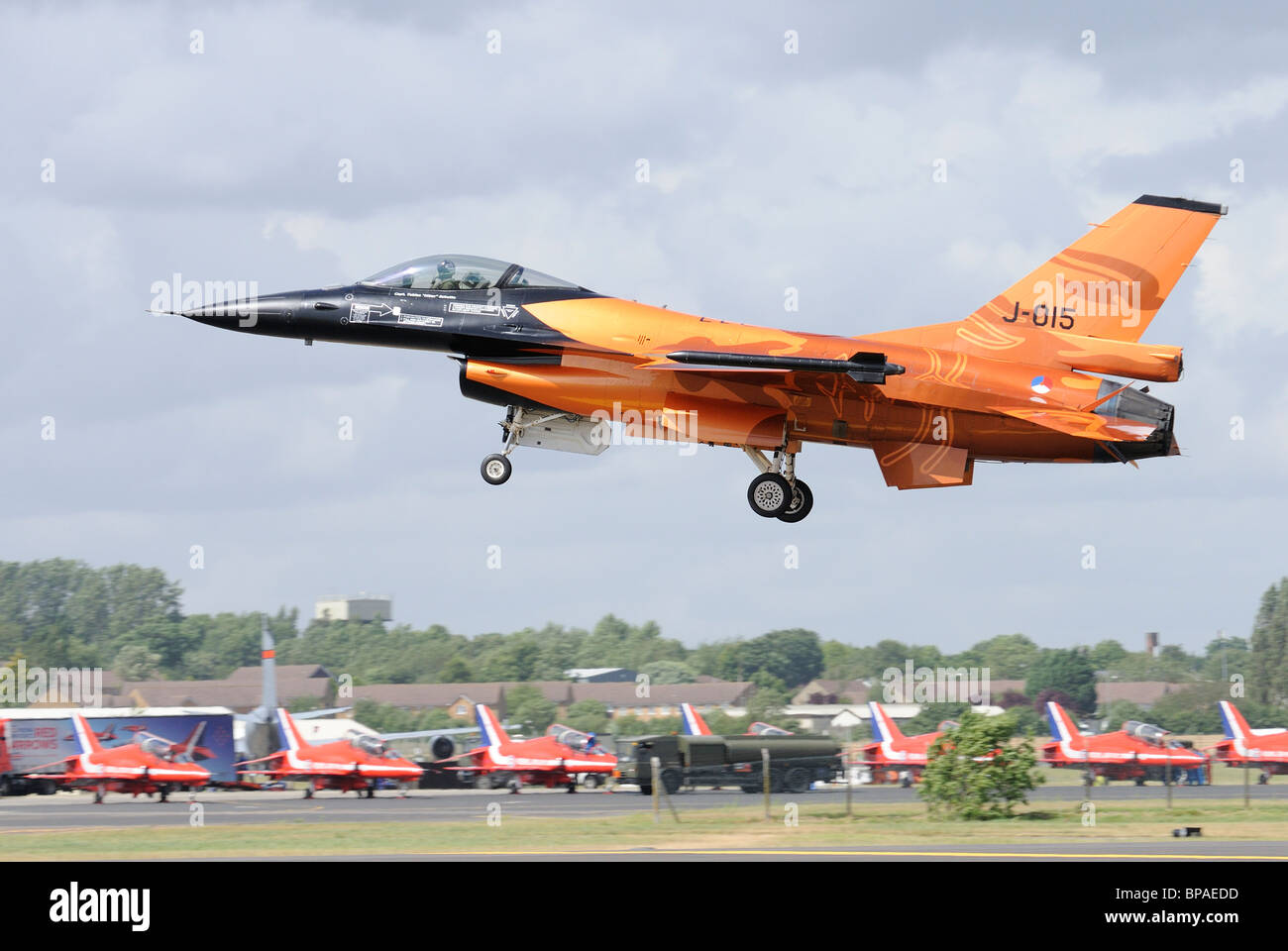 Kapitän Tobias "Hitec" Schutte aus der Royal Netherlands Air Force bringt seinem General Dynamics F-16 AM Kampf Jet ins Land. Stockfoto