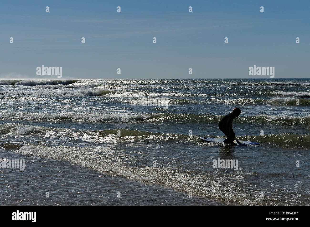 Teenager spielen in den Wellen des Atlantischen Ozeans, Médoc, Frankreich Stockfoto