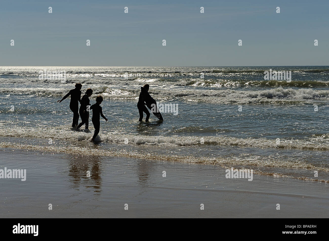 Jugendliche spielen in den Wellen des Atlantischen Ozeans, Médoc, Frankreich Stockfoto
