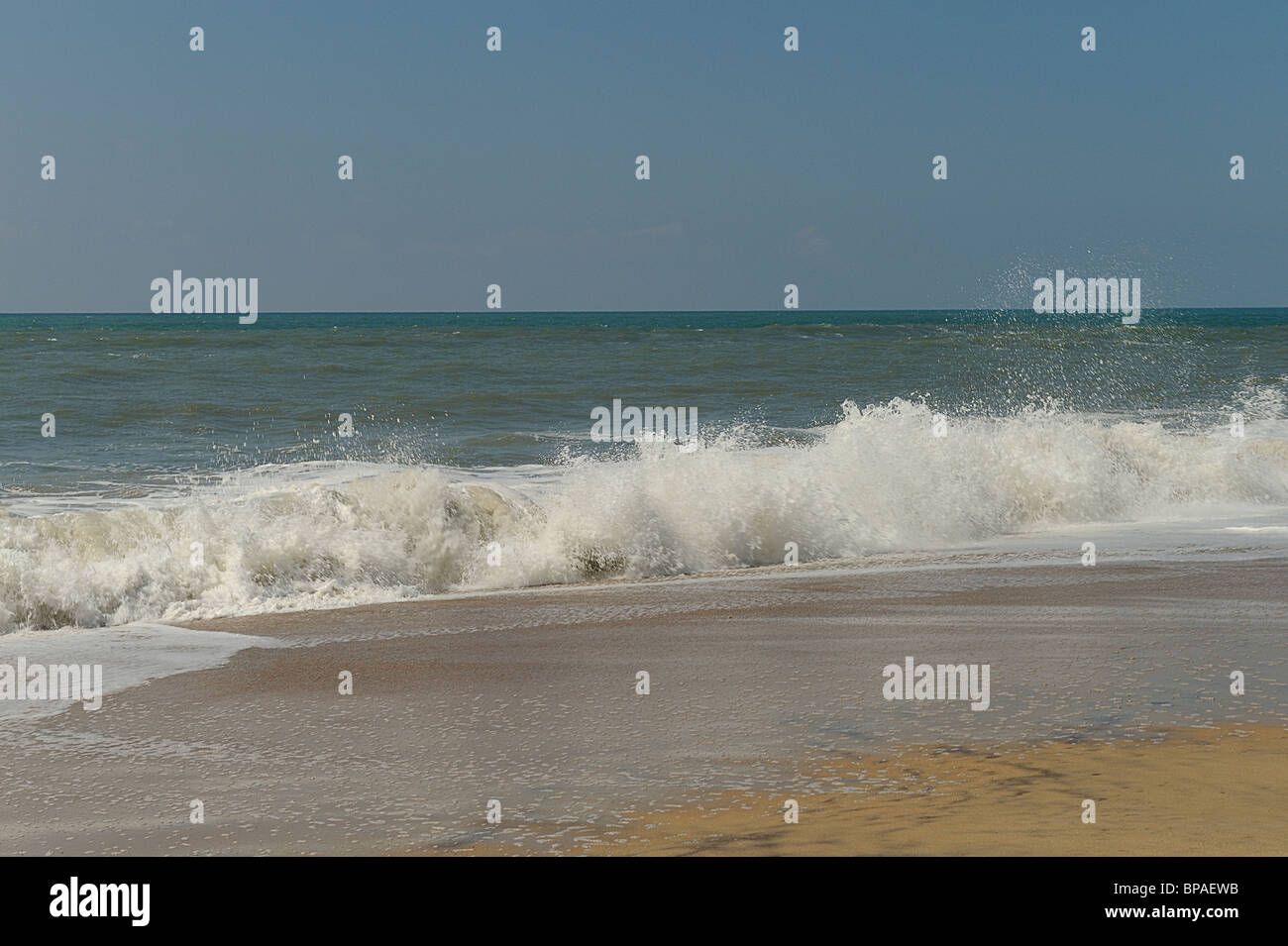 Wellen mit Schaum des Atlantischen Ozeans brechen am Ufer, Médoc, Frankreich Stockfoto