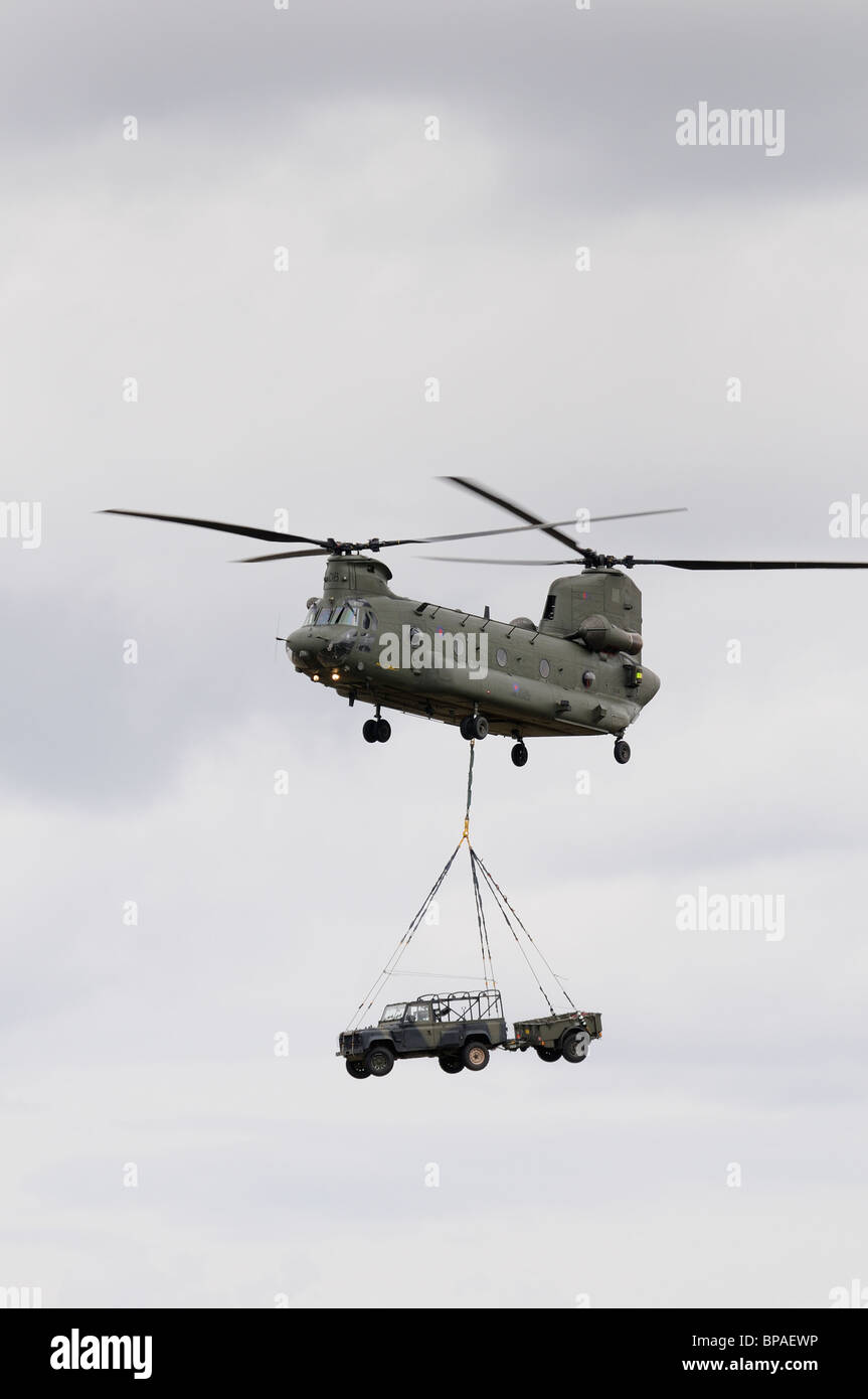 British Royal Air Force Boeing Chinook-Hubschrauber ZD574 zeigt seine Cababilities in einem taktischen Display bei der RIAT 2010 Stockfoto