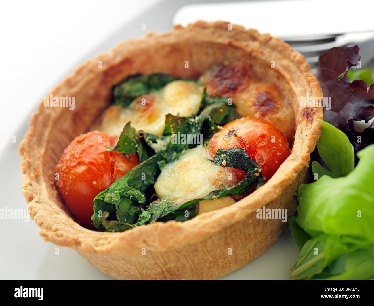 Tomaten, Mozzarella und Basilikum-Torte Stockfoto