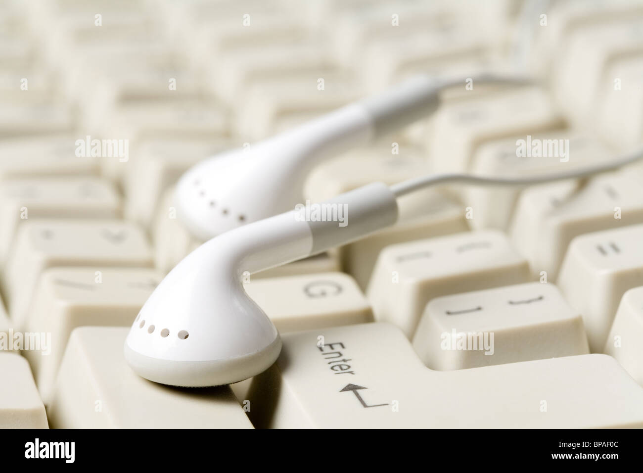Kopfhörer und Tastatur, Konzept der digitalen Musik Stockfoto
