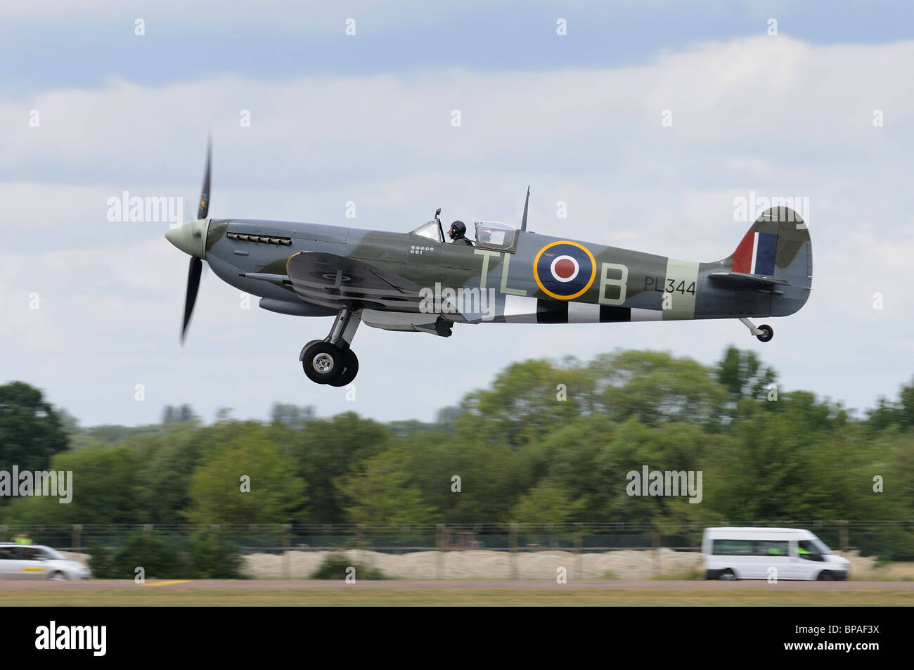 Supermarine Spitfire PL344 (GB Registrierung G-IXCC) startet von RAF Fairford auf 2010 Royal International Air Tattoo Stockfoto