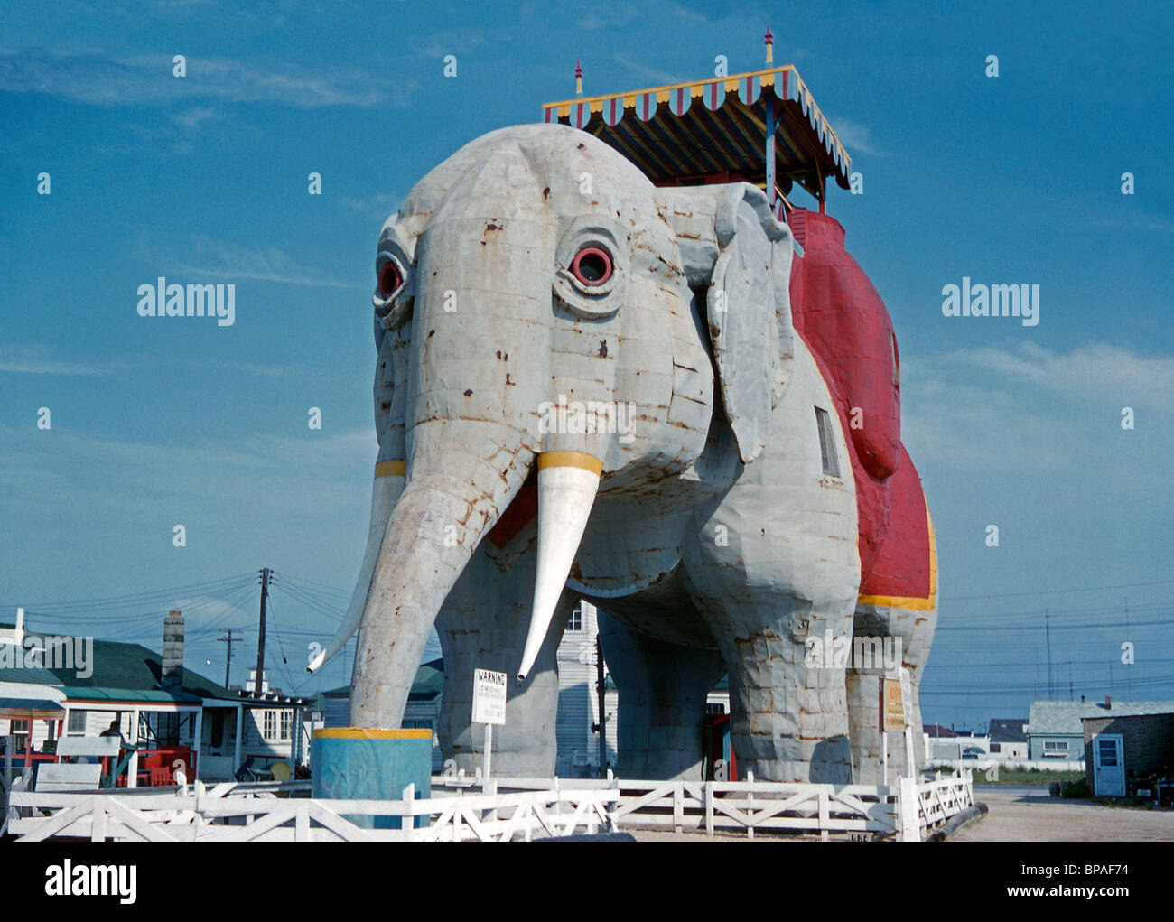 Lucy the Elephant an seinem ursprünglichen Standort in Margate City, New Jersey, USA, 1958. Es wurde 1970 an einen neuen Standort verlegt und dann restauriert. Stockfoto