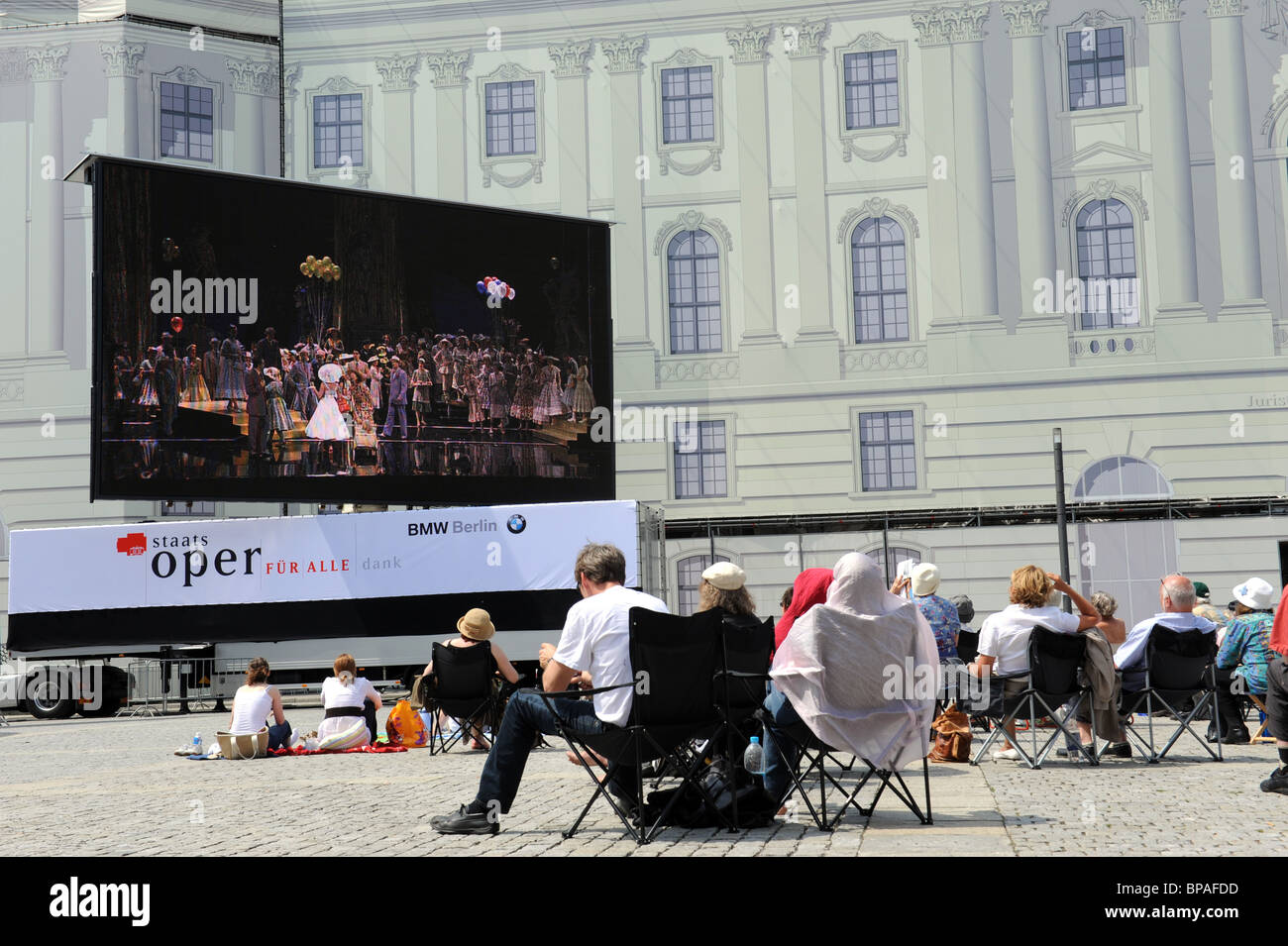 Zuschauer beobachten Outdoor-Oper in Berlin Deutschland Deutschland Europa Stockfoto