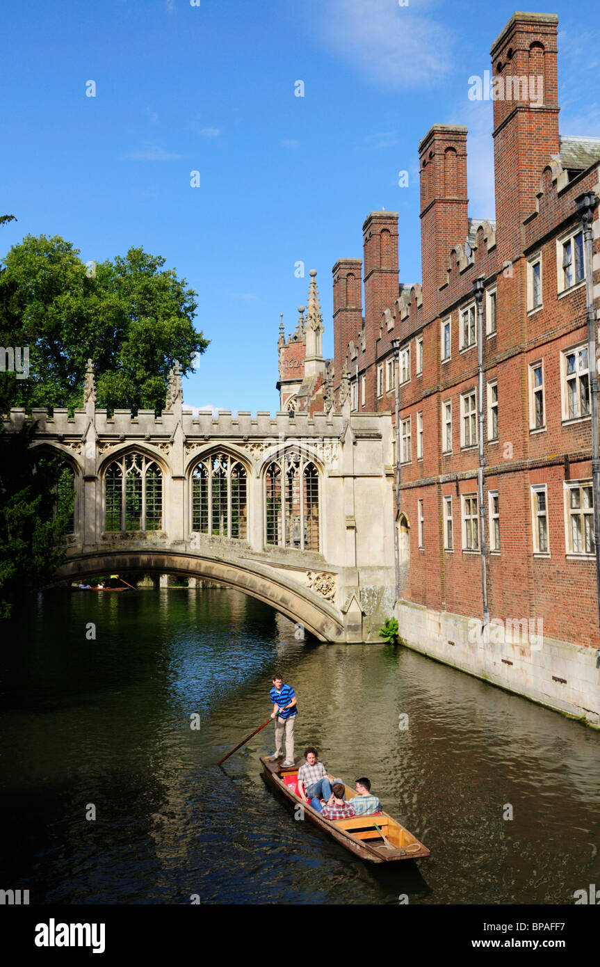 Touristen, Stechkahn fahren durch die Seufzerbrücke, St. Johns College, Cambridge, England, Vereinigtes Königreich Stockfoto
