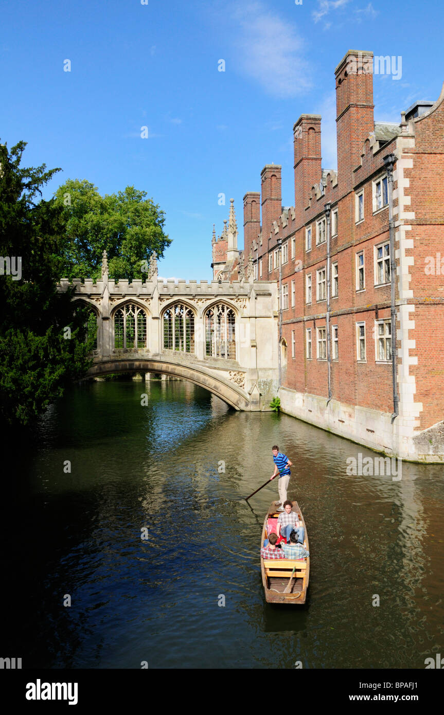 Bootfahren auf der Cam von der Seufzerbrücke, St John's College, Cambridge, England, UK Stockfoto