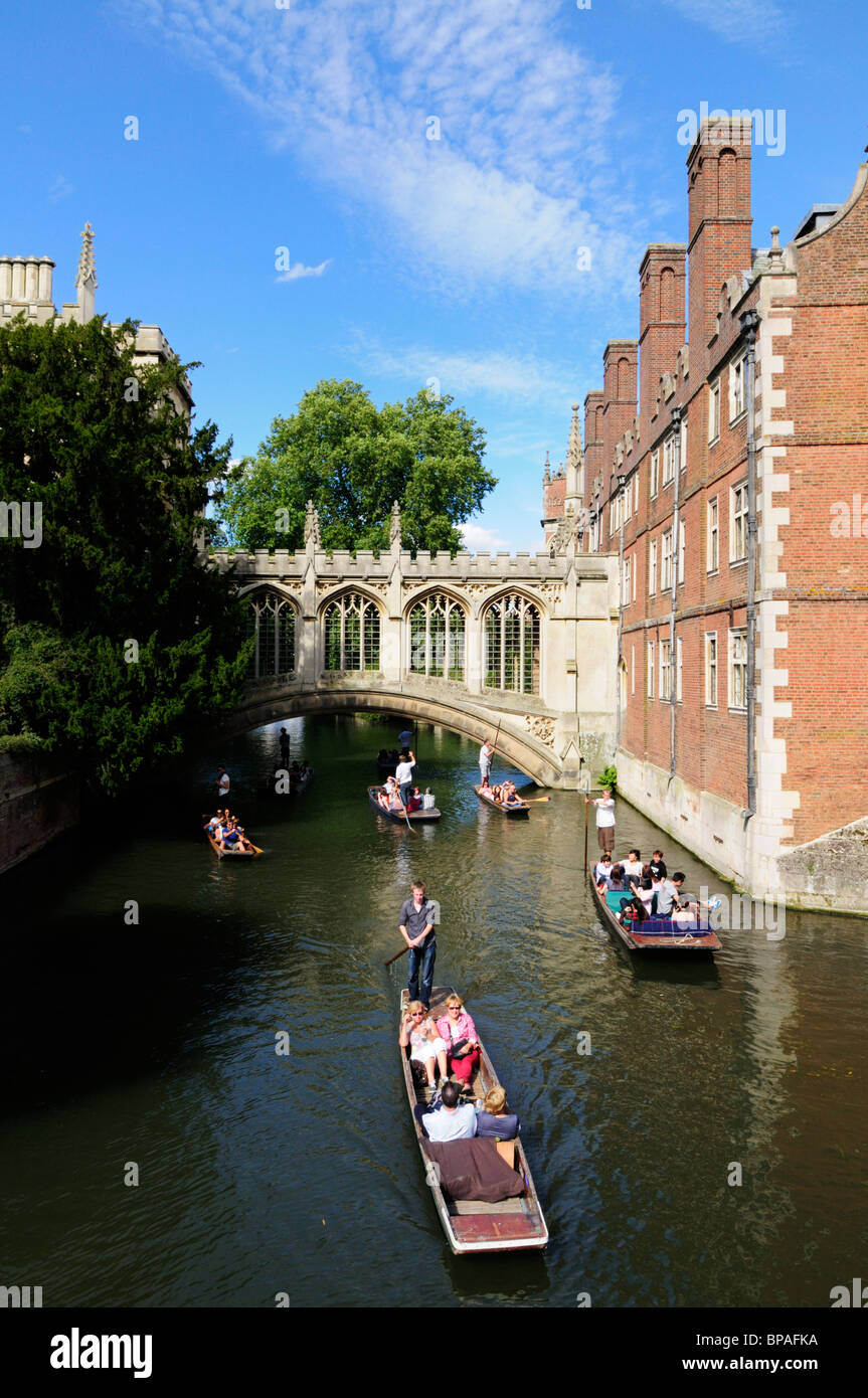 Stechkahn fahren durch die Seufzerbrücke, Str. Johns Hochschule, Cambridge, England, Vereinigtes Königreich Stockfoto