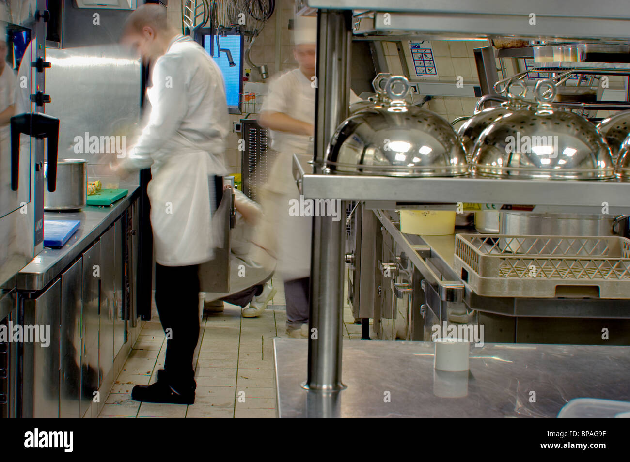 Paris, Frankreich, französisches Restaurant mit Haute Cuisine im Eiffelturm, 'Jules Verne'. Küchenchefs bei der Arbeit, französische Gastronomie Pariser Brasserie-Innenausstattung Stockfoto