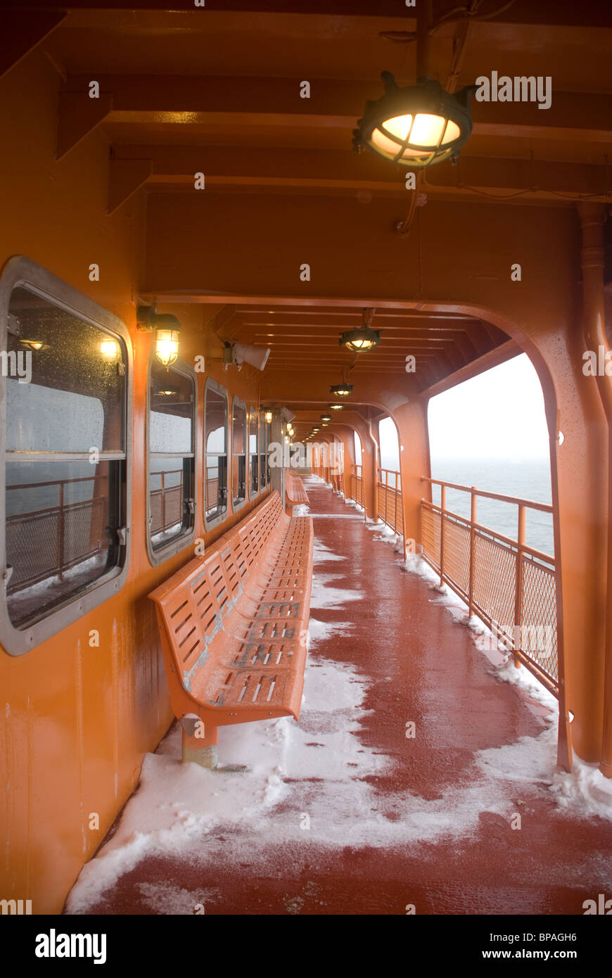Leere Außendeck der Staten Island Ferry bei schlechtem Wetter auf See in den Hafen von New York City Stockfoto
