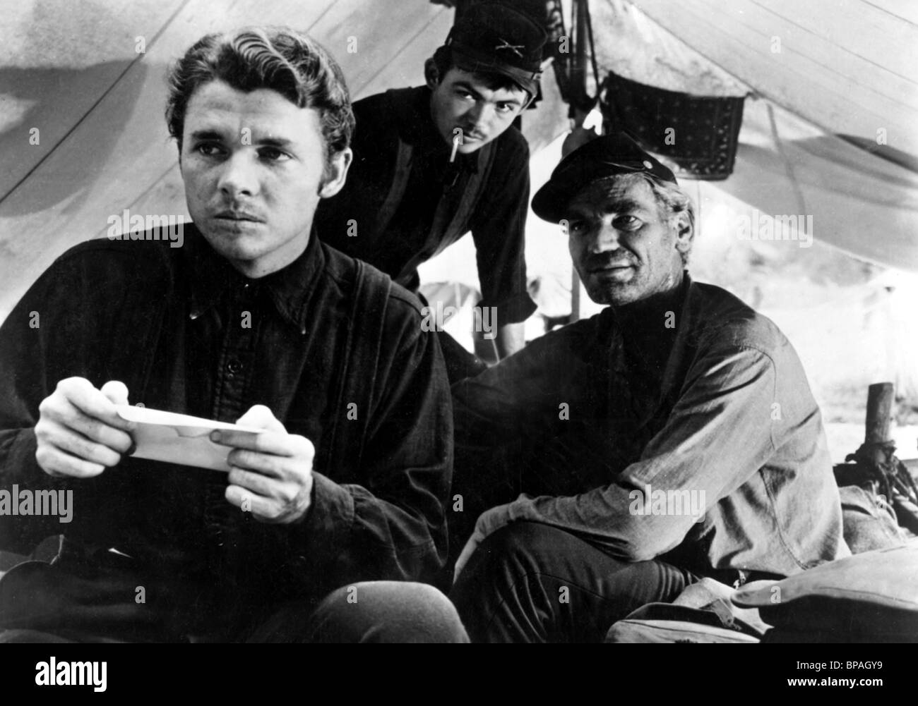 BILL MAULDIN, Audie Murphy, John DIERKES, das rote Abzeichen des Mutes, 1951 Stockfoto