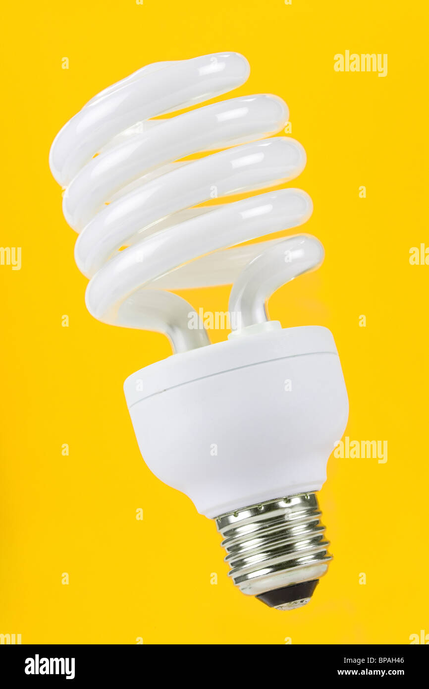 Compact Fluorescent Lightbulb mit gelbem Hintergrund Stockfoto