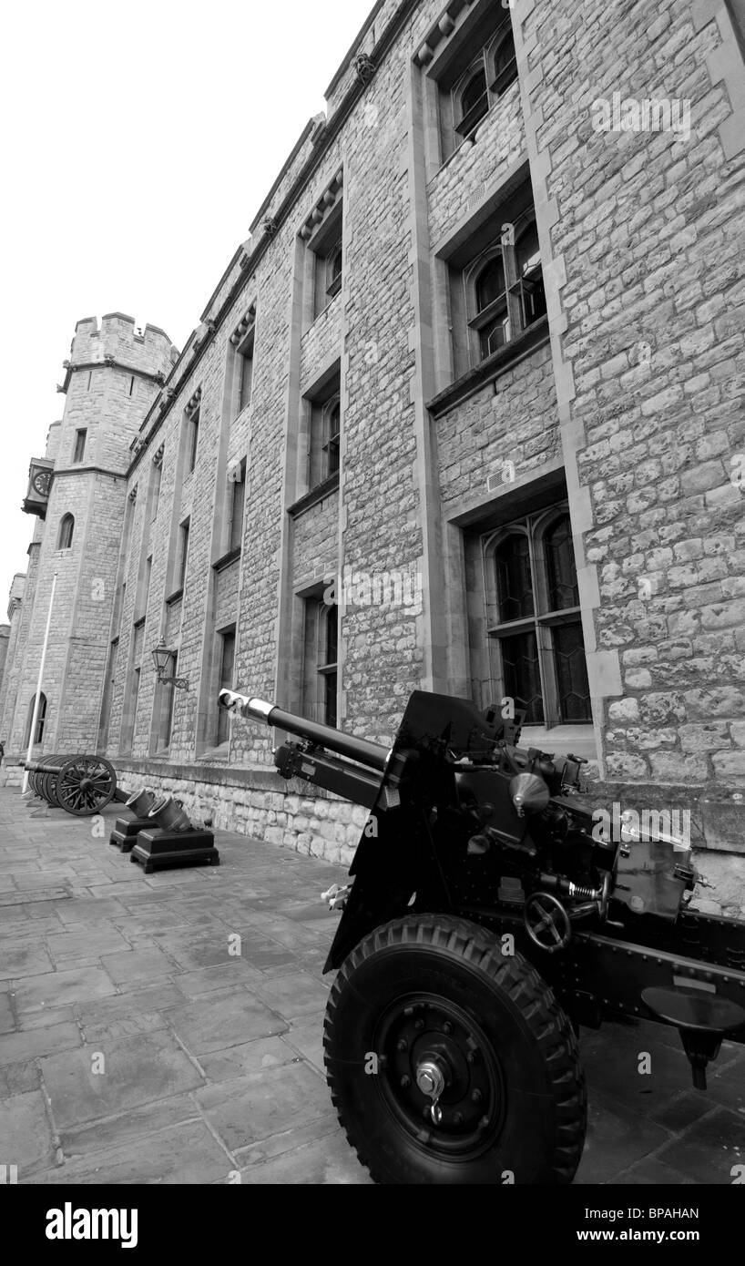 Waffe außerhalb Waterloo Block beherbergt die Kronjuwelen im Tower of London. Eine schwarze und weiße Weitwinkeleinstellung Stockfoto