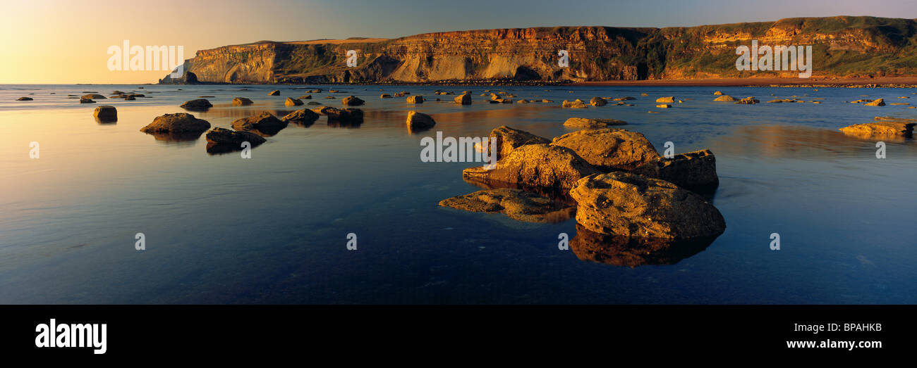 Gegen Bucht, in der Nähe von Whitby, Yorkshire im Morgengrauen Stockfoto