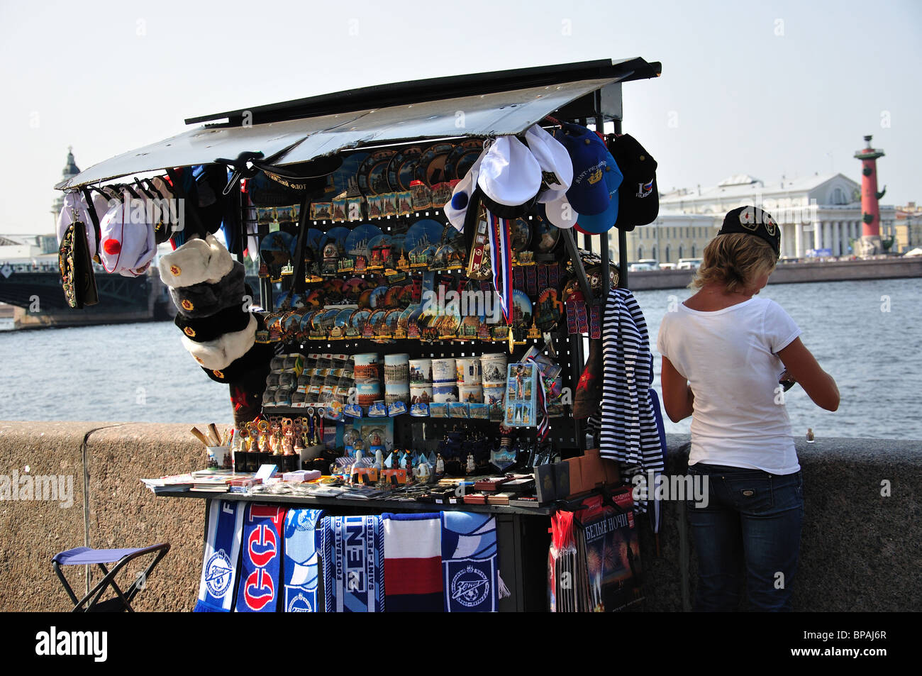 Tourist Souvenir Stand am Ufer der Newa, Sankt Petersburg, nordwestlichen Region, Russland Stockfoto
