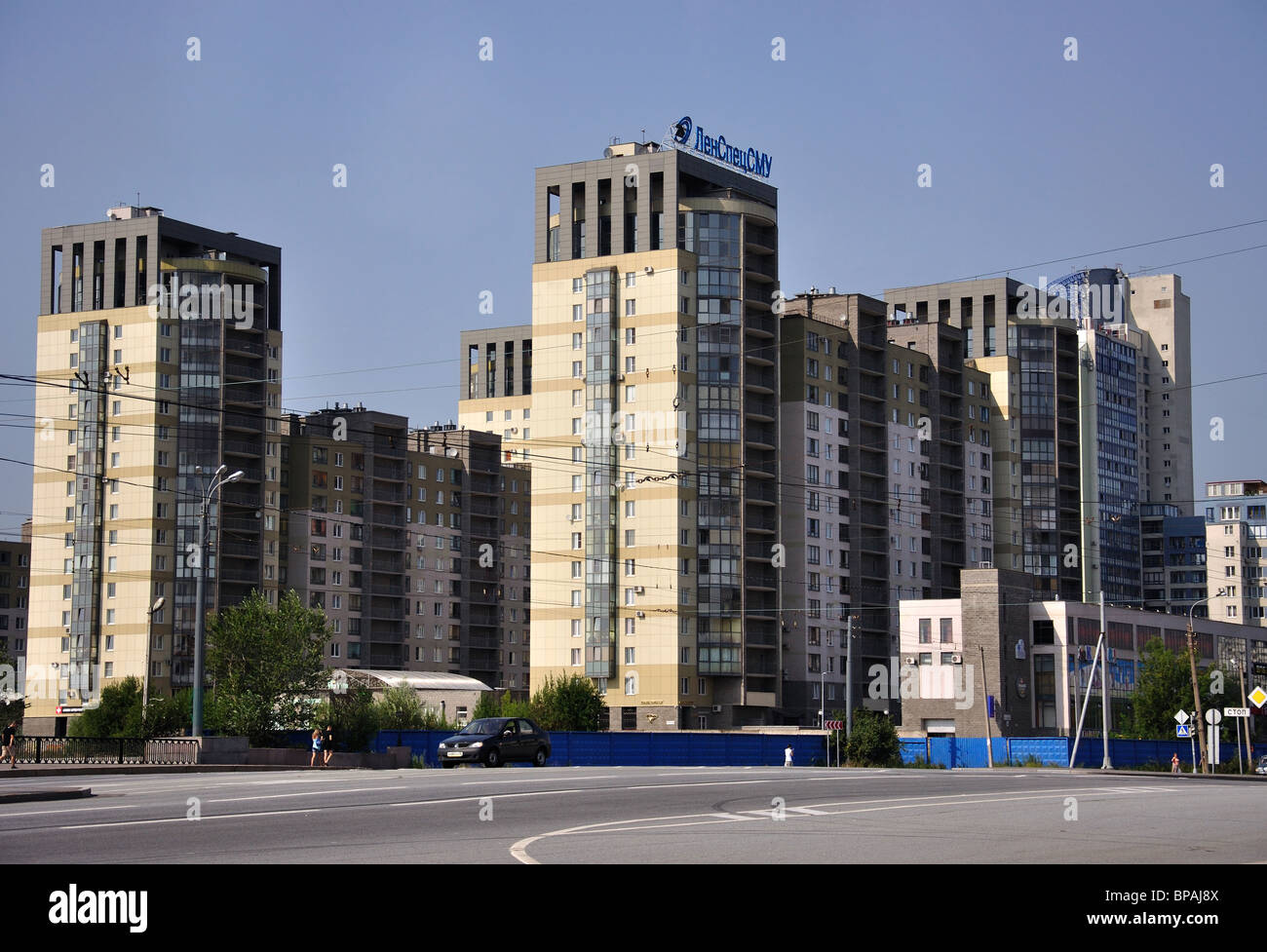 Mehrfamilienhäuser am Stadtrand von Sankt Petersburg, nordwestlichen Region, Russland Stockfoto