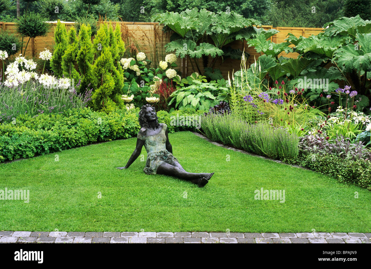Garten mit Bronzefigur, Sandringham Flower Show, Kleingärten Designer sieben Hektar Gartengestaltung Rasen Rasen Statue Statuen Stockfoto