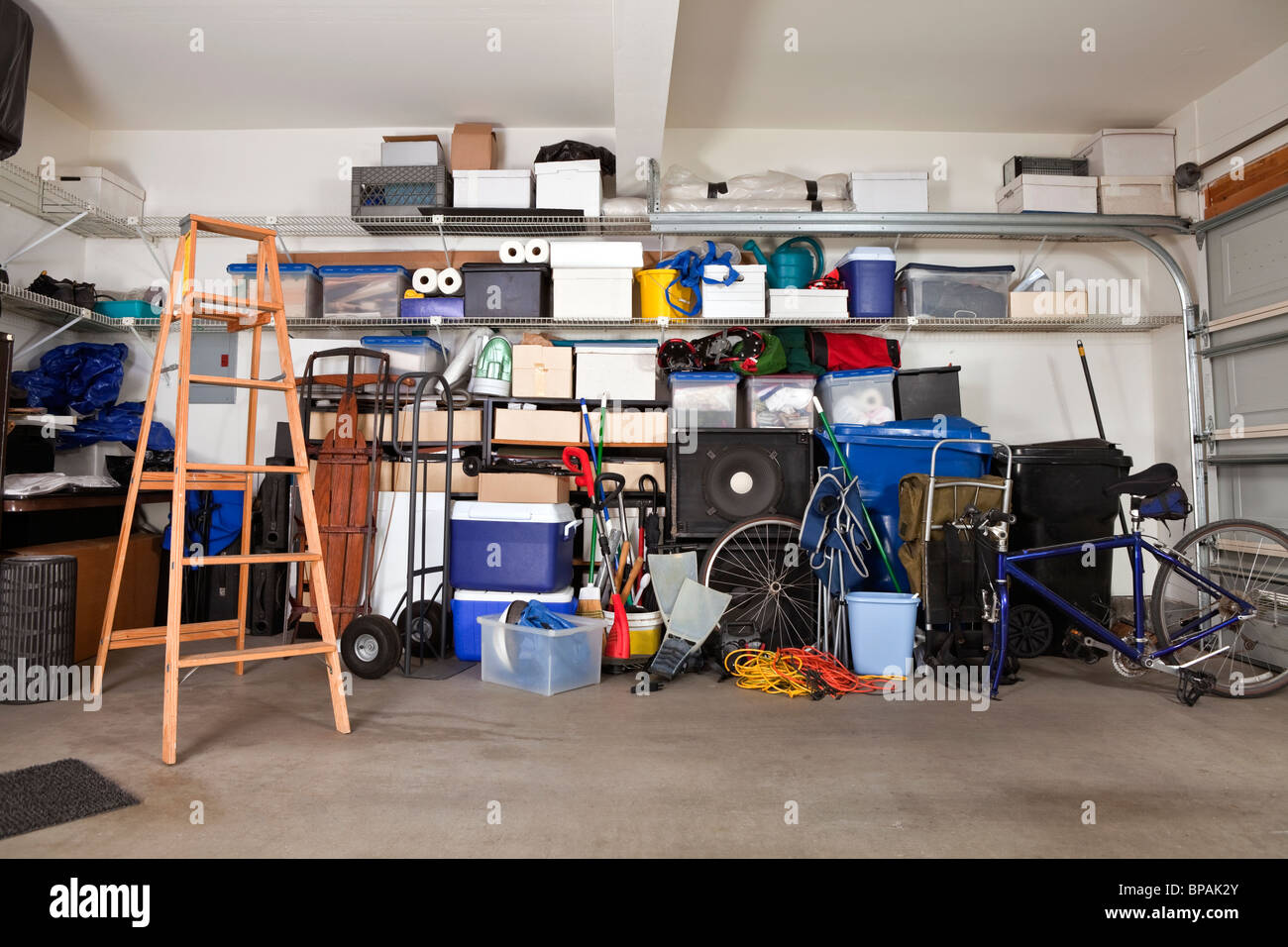 S Garage durcheinander. Boxen, Werkzeuge und Spielzeuge in Unordnung. Stockfoto