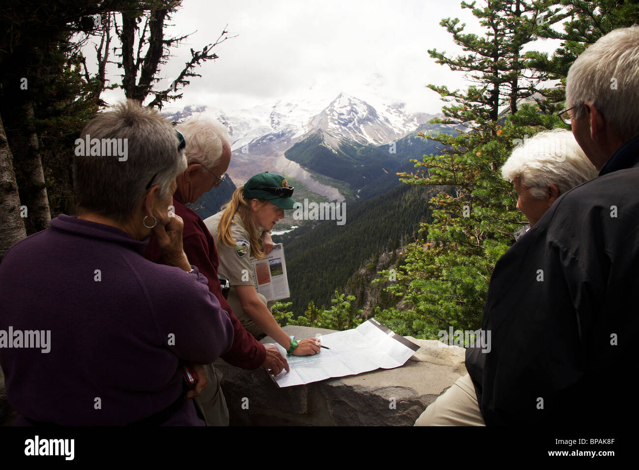 Ein junger Ranger Naturforscher beschreibt die Geologie des Mount Rainier zu einer Gruppe von Parkbesucher. Sunrise-Bereich. Stockfoto