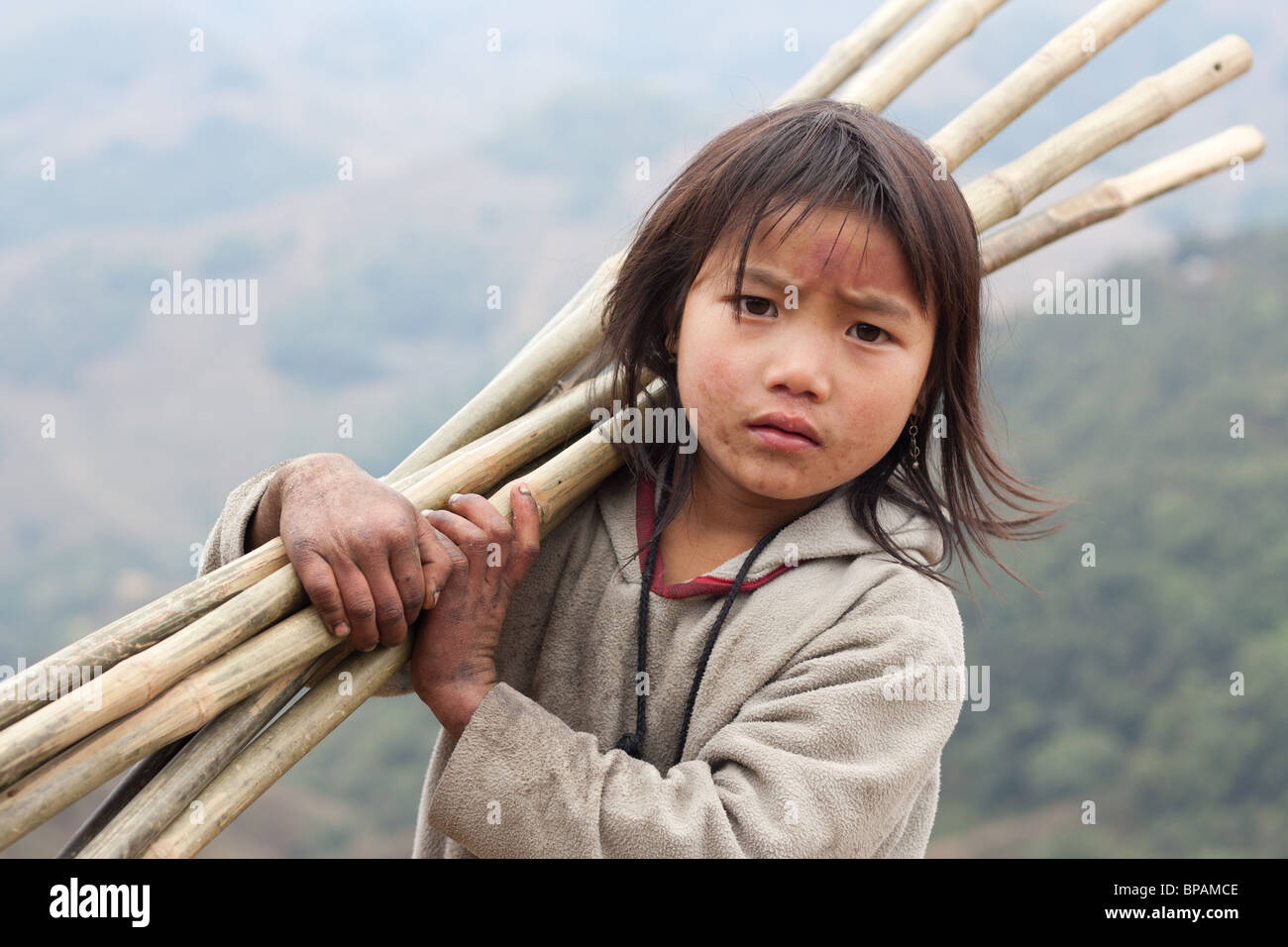 Eine Mädchen Black Hmong verkauft-Walking-Stöcke Stockfoto