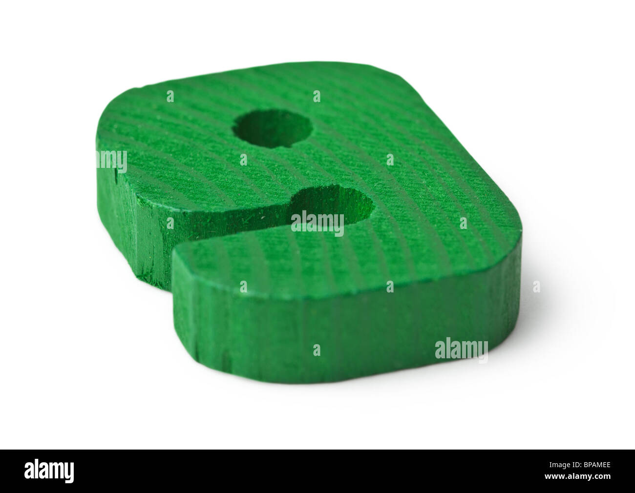 Kleine grüne Holzfigur neun, isoliert auf weißem Hintergrund Stockfoto