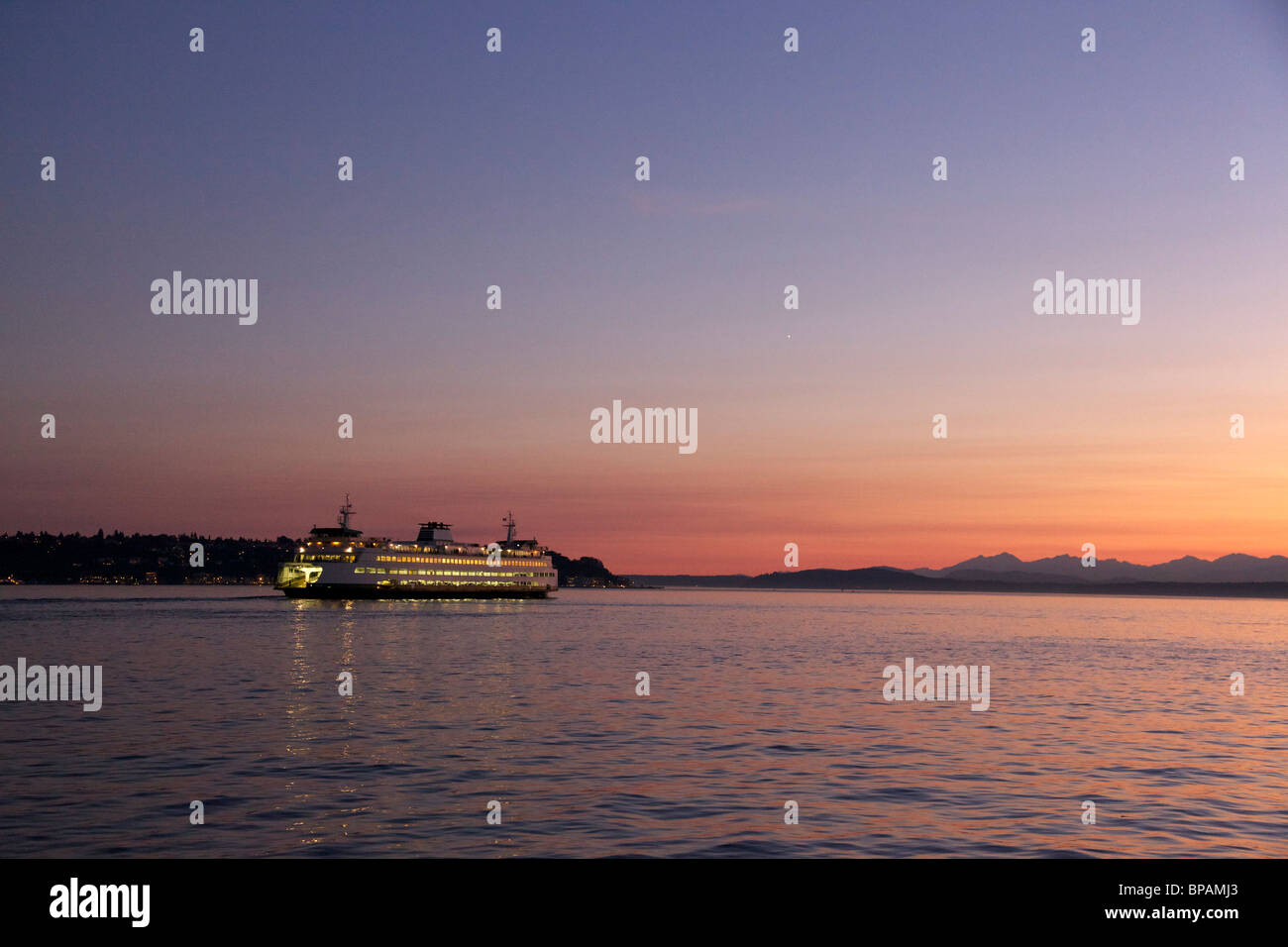 Washington State Ferry segeln von Seattle in der Dämmerung. Hellen Punkt im Himmel ist die Venus. Stockfoto