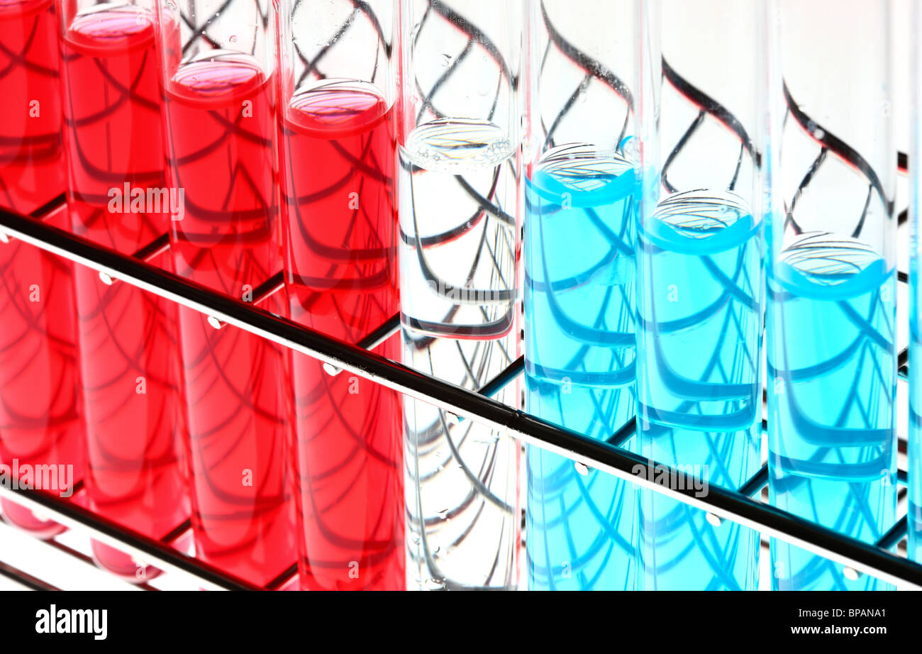 Chemikalien in Reagenzgläser. Flüssige Chemikalien in einem chemischen Labor. Stockfoto